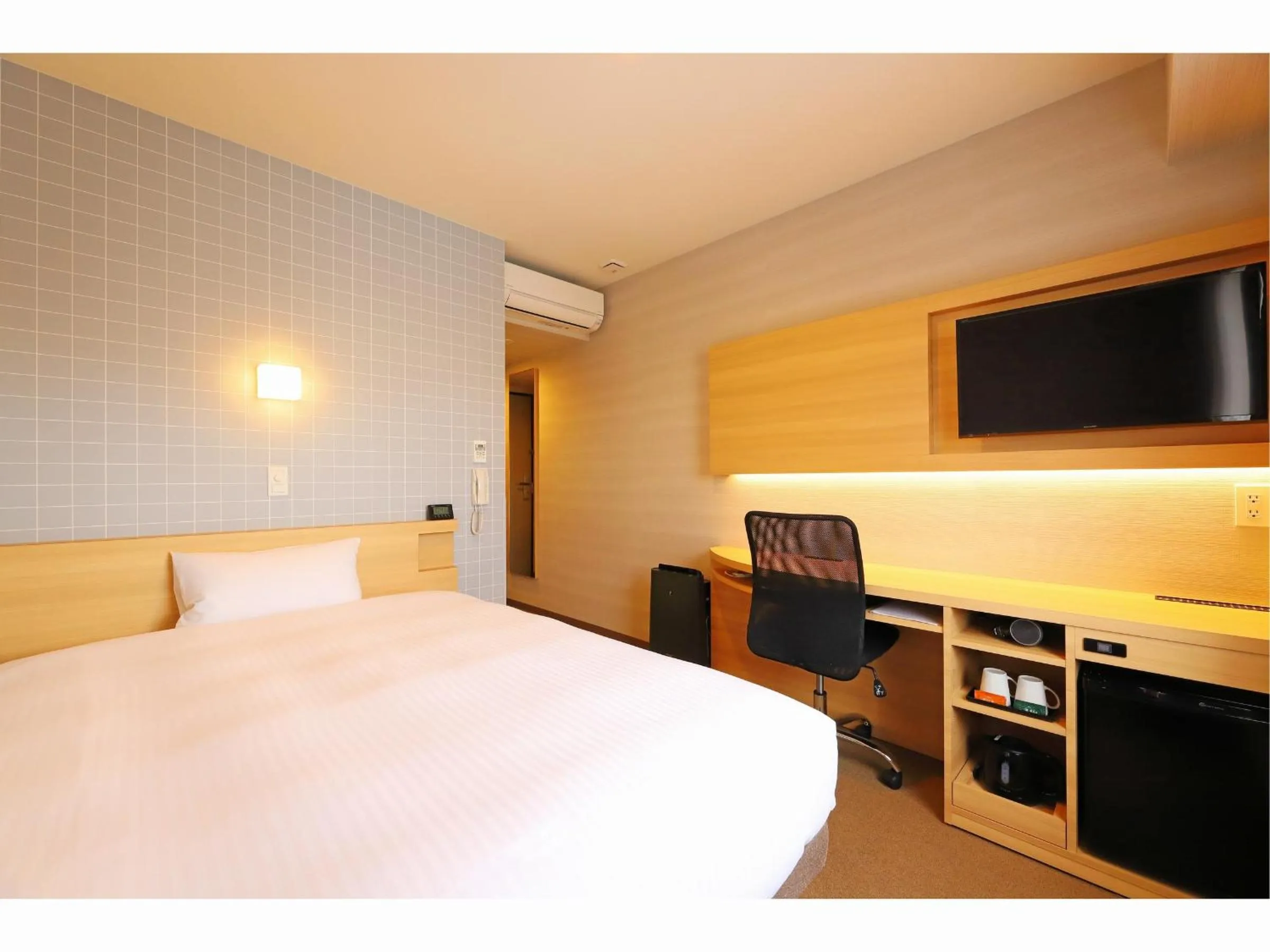 Photo of the whole room, Bed in Smile Hotel Shonan Fujisawa