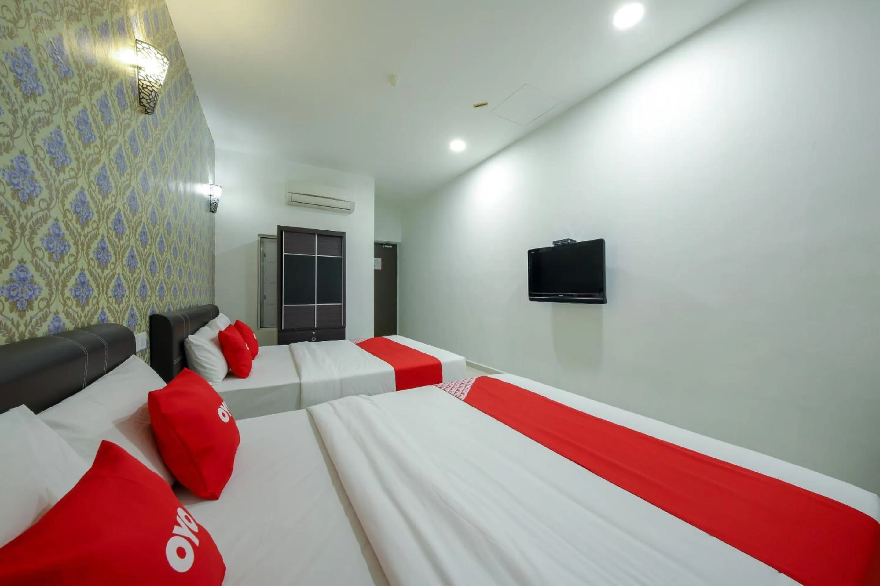 Bedroom, Bed in OYO 89497 Dream Nur Hotel