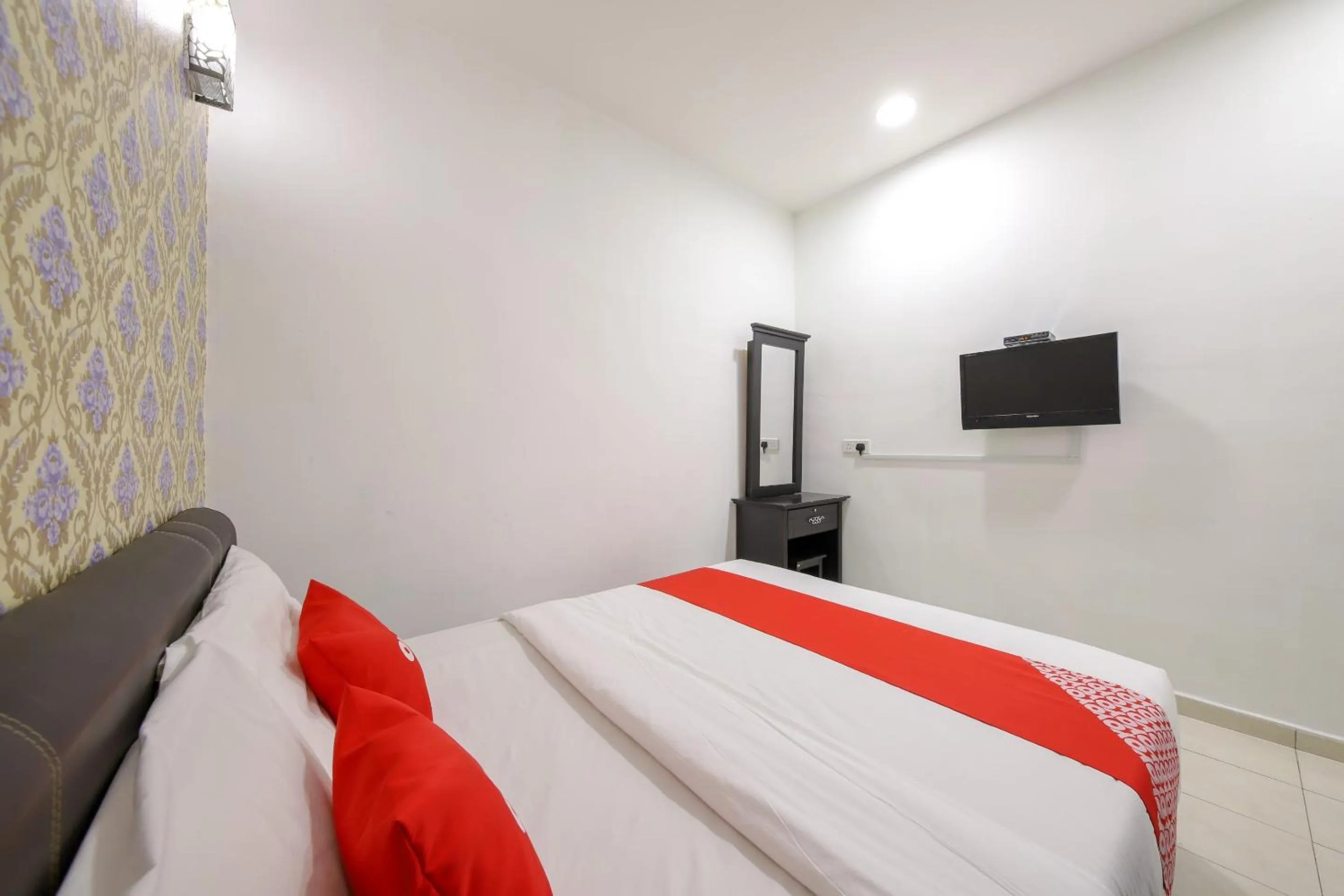 Bedroom, Bed in OYO 89497 Dream Nur Hotel