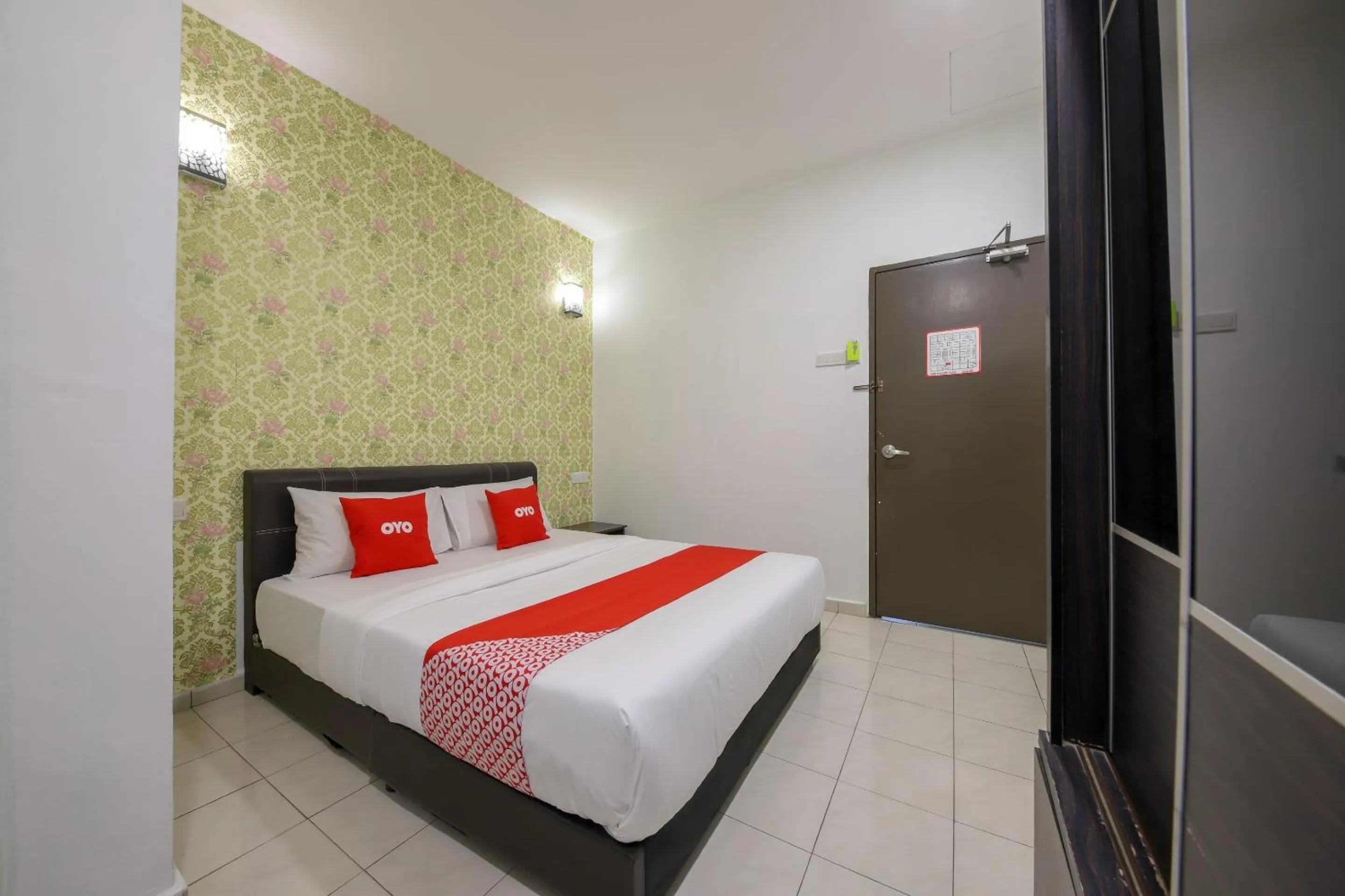 Bedroom, Bed in OYO 89497 Dream Nur Hotel