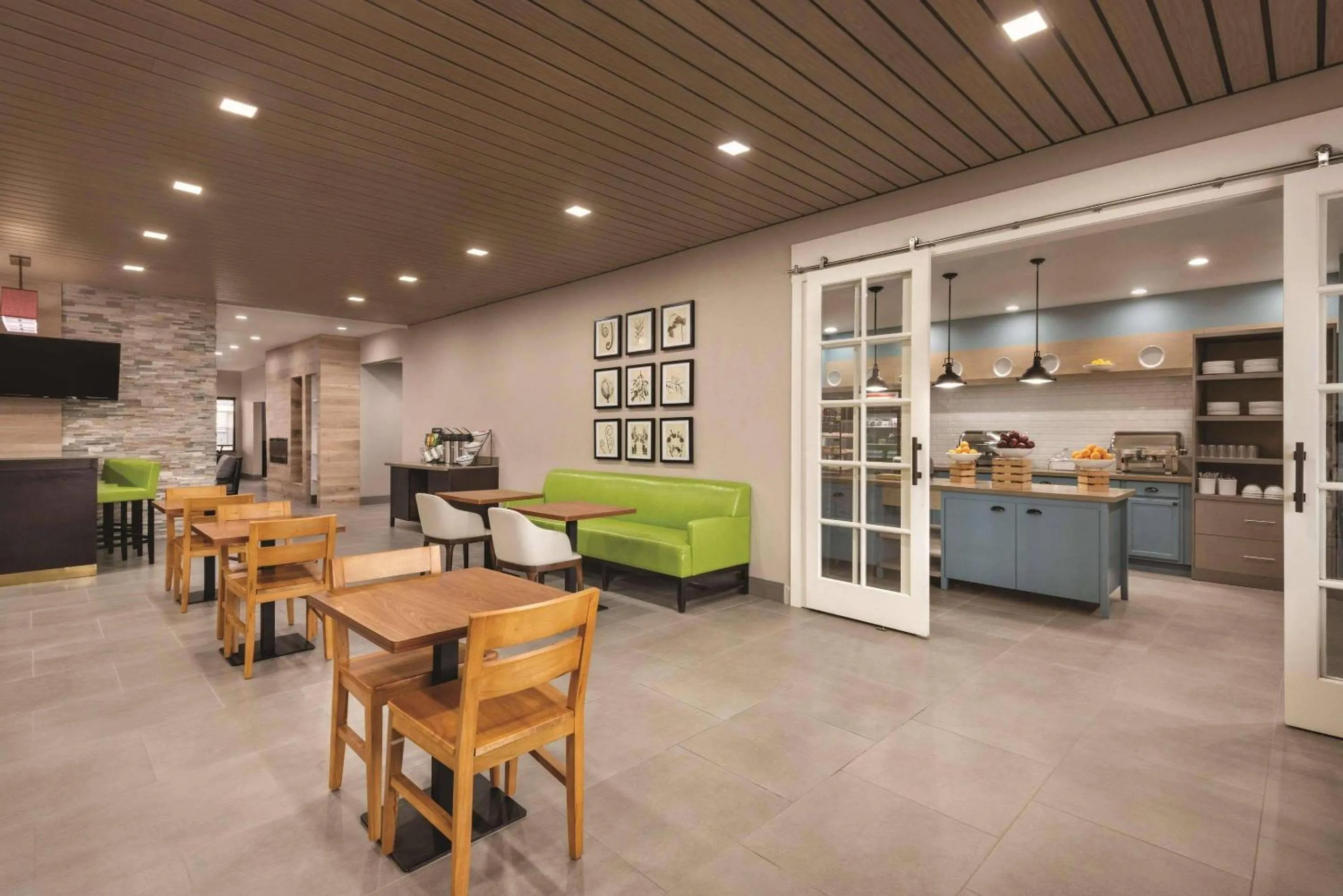 Breakfast in Country Inn & Suites by Radisson, Oklahoma City - Bricktown, OK