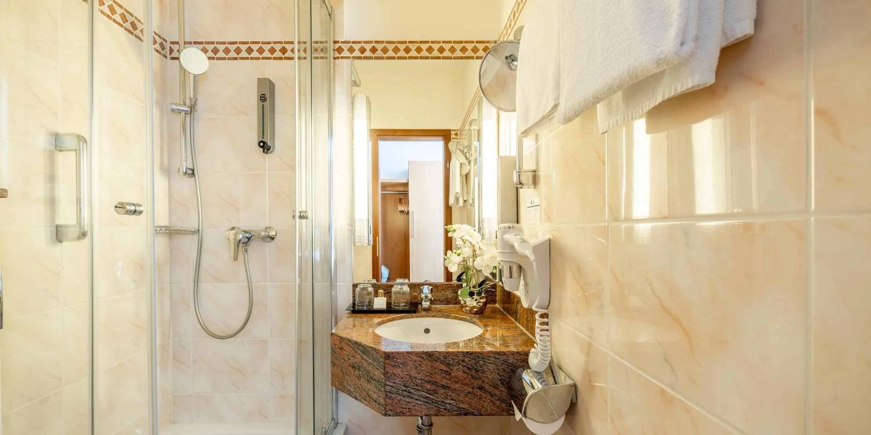 Shower in Best Western Hotel Schmoeker-Hof