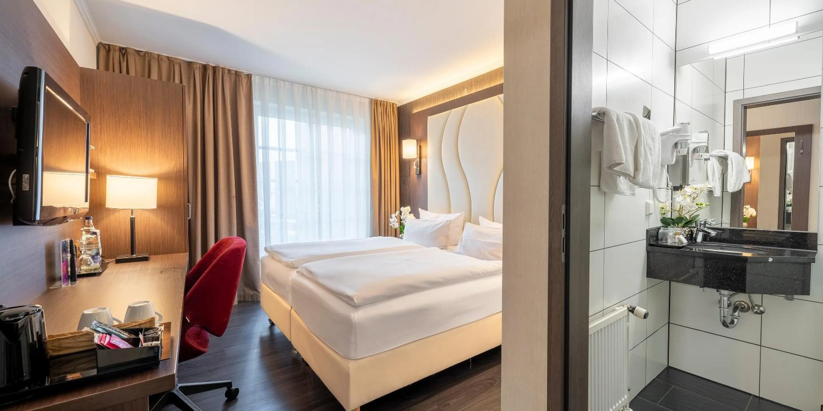 Photo of the whole room, Bed in Best Western Hotel Schmoeker-Hof