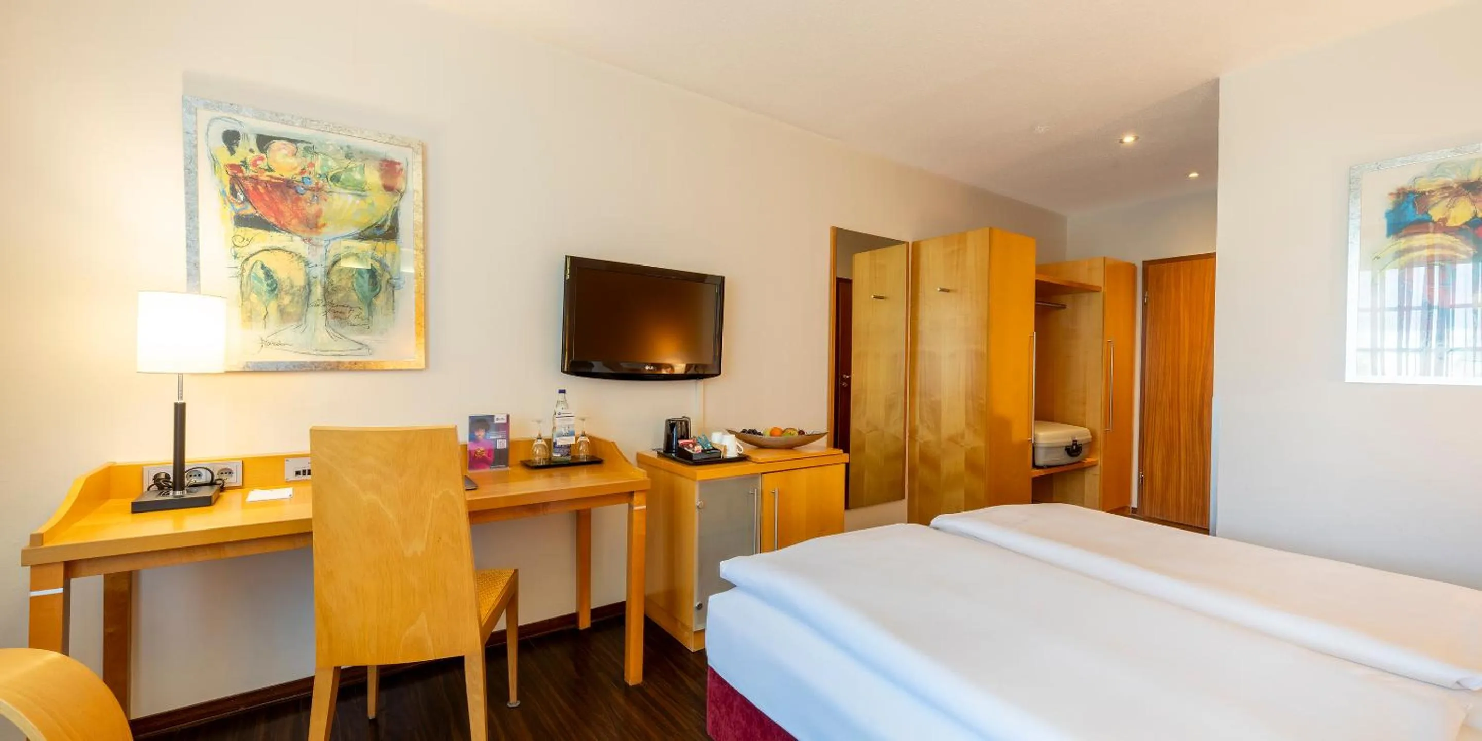 TV and multimedia, Bed in Best Western Hotel Schmoeker-Hof