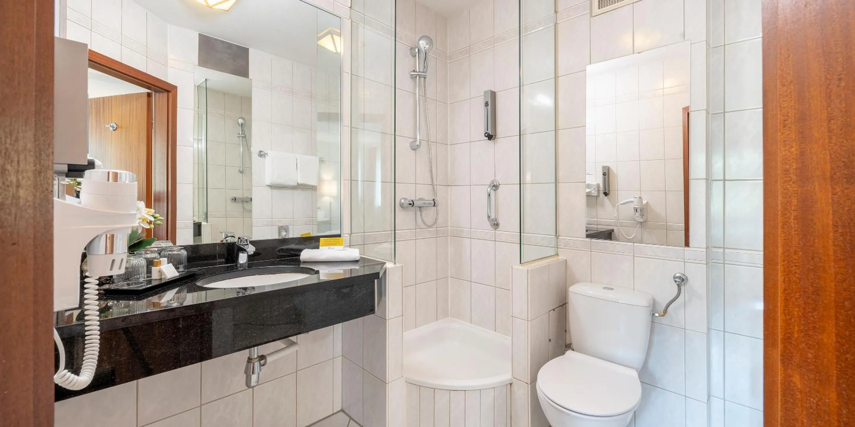 Shower in Best Western Hotel Schmoeker-Hof