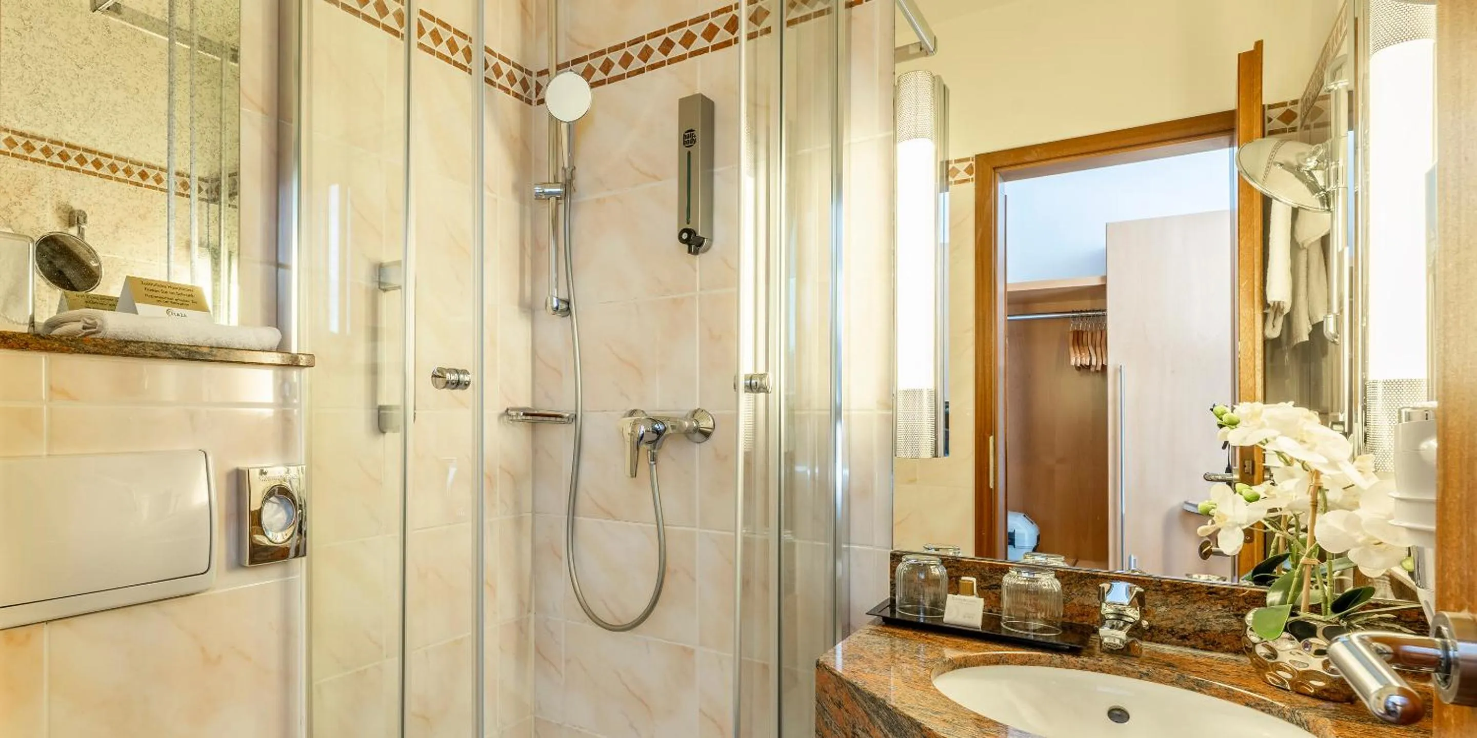 Shower in Best Western Hotel Schmoeker-Hof