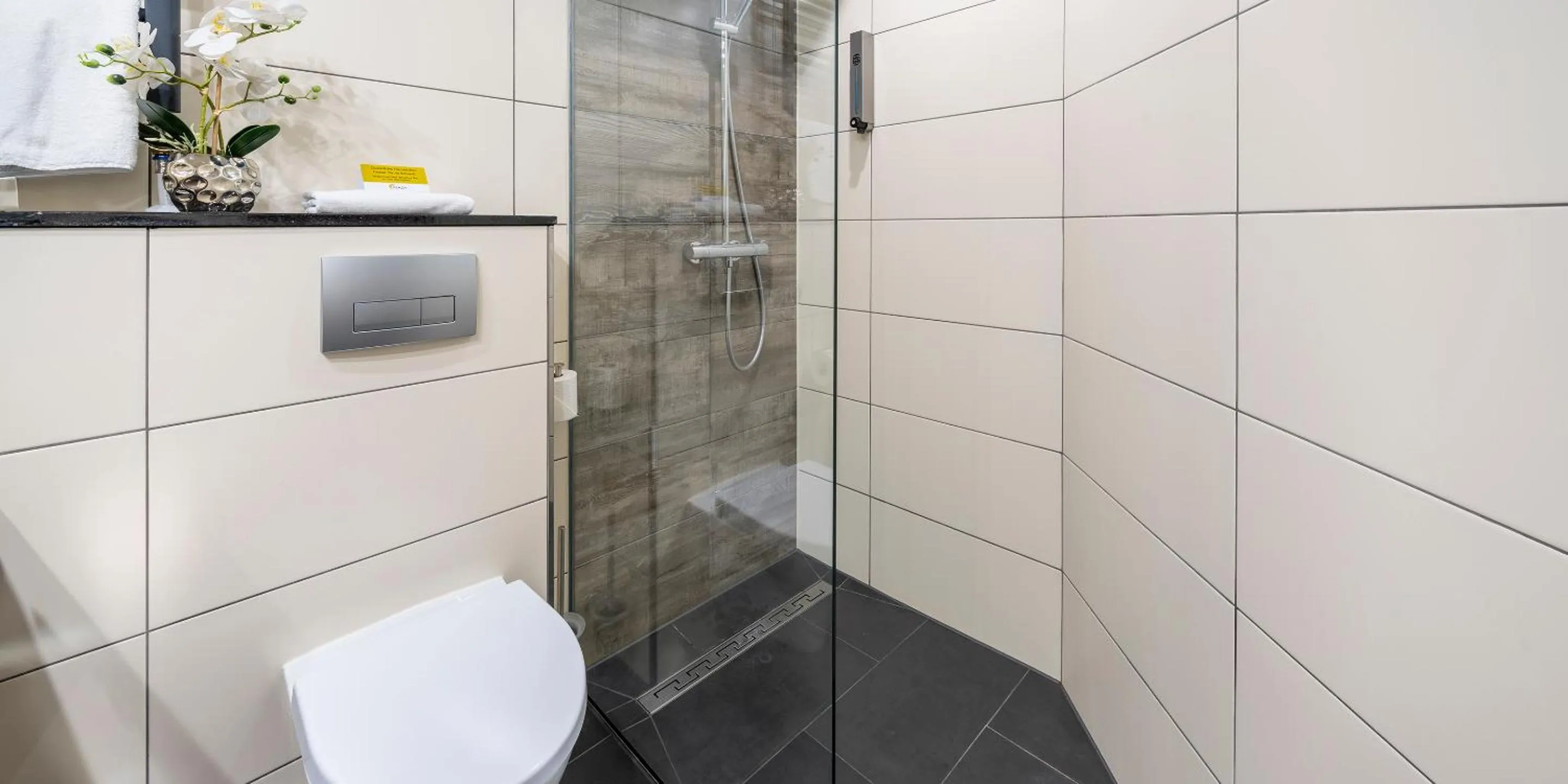 Shower in Best Western Hotel Schmoeker-Hof