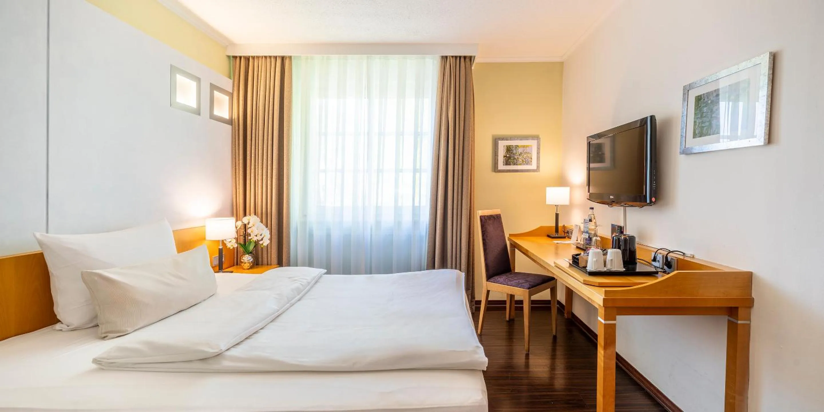 Photo of the whole room, Bed in Best Western Hotel Schmoeker-Hof