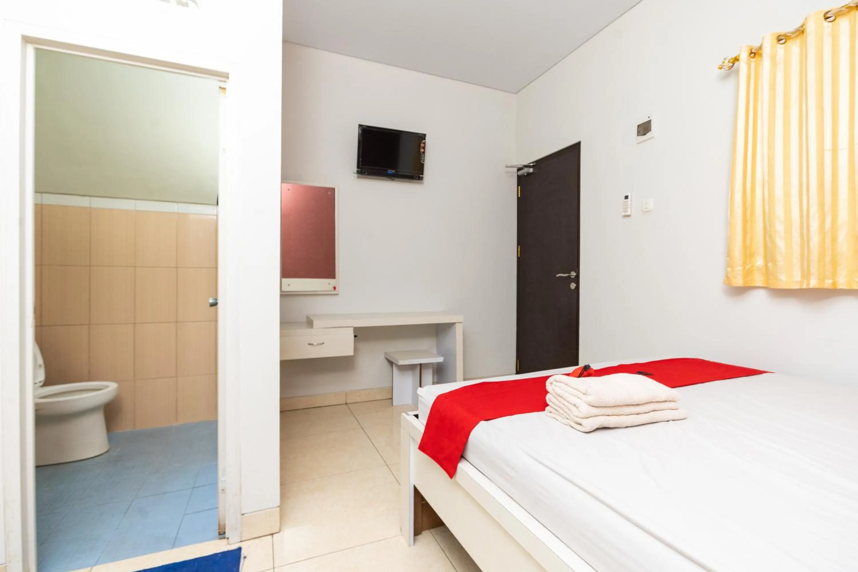 Bedroom, Bed in RedDoorz Plus @ Jalan Pumorow Manado