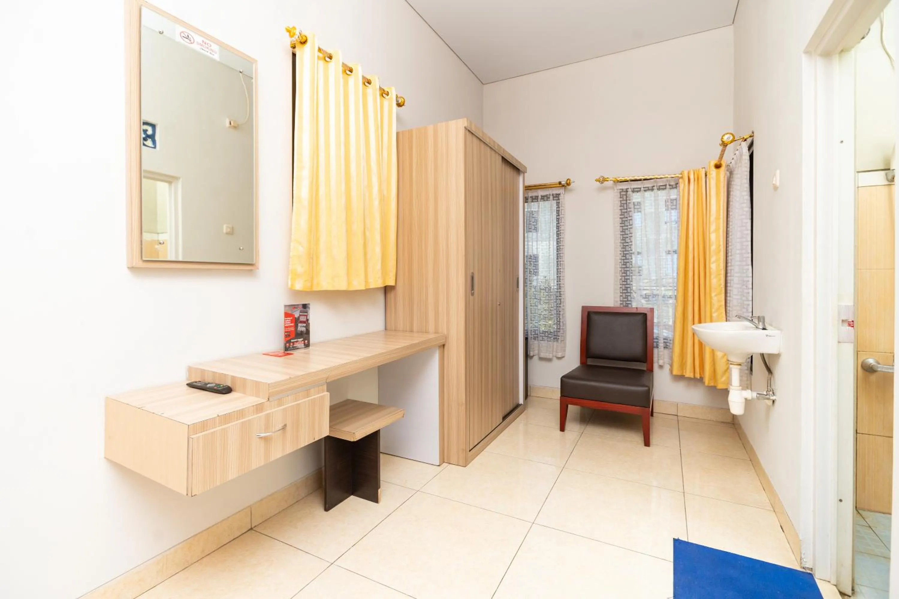 TV and multimedia in RedDoorz Plus @ Jalan Pumorow Manado