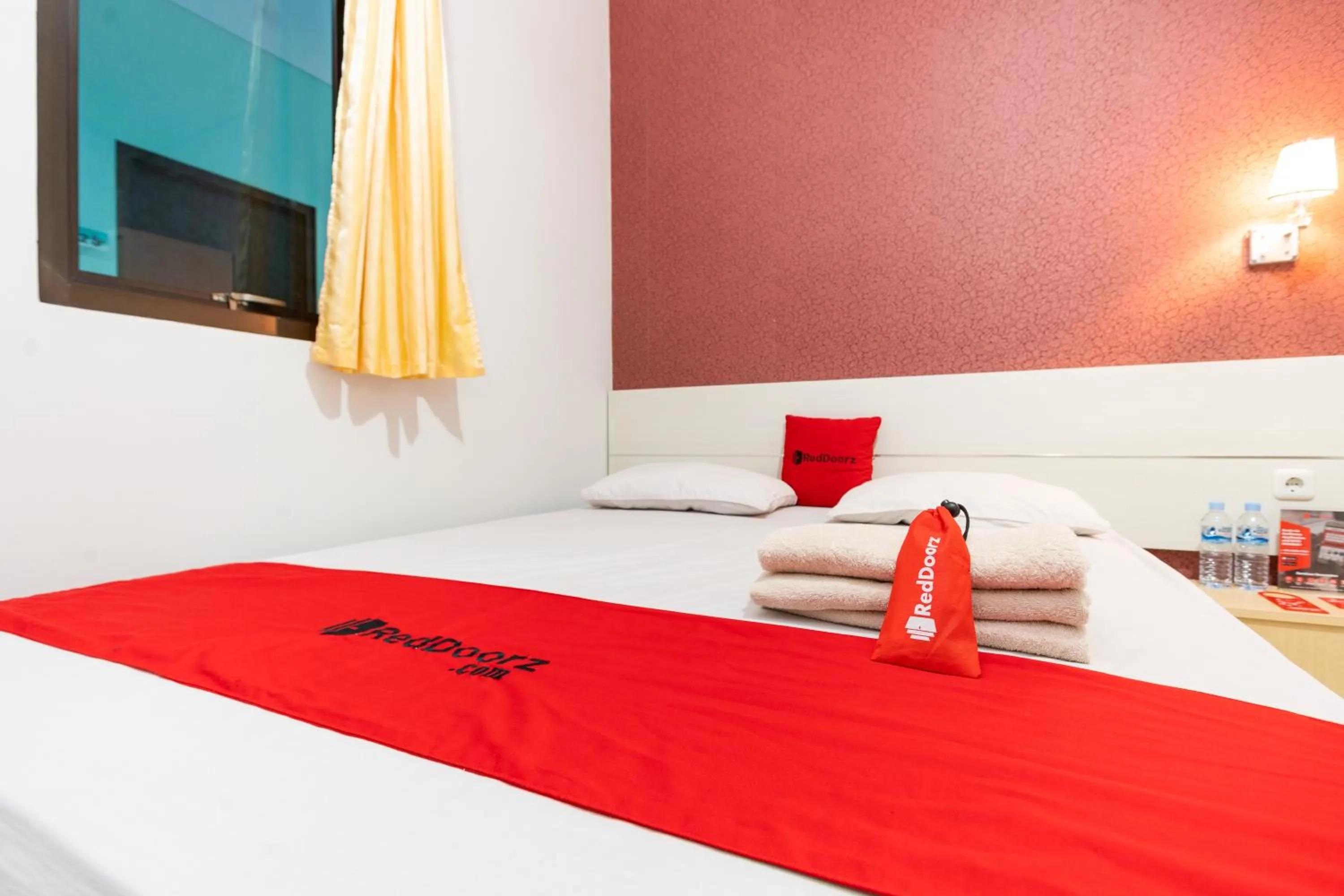 Bed in RedDoorz Plus @ Jalan Pumorow Manado