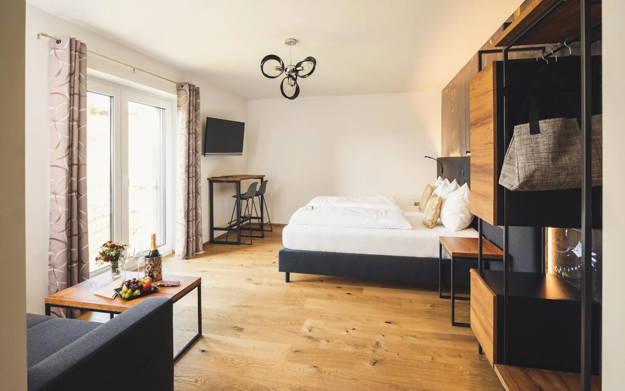 Photo of the whole room, Bed in das MEISTER