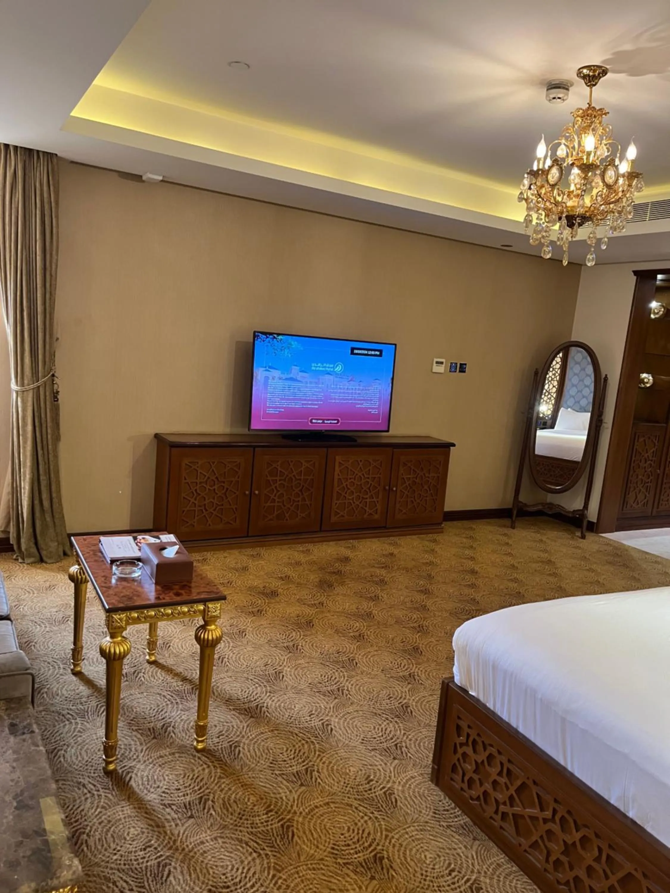 Communal lounge/ TV room, Bed in Al Rahden Hotel