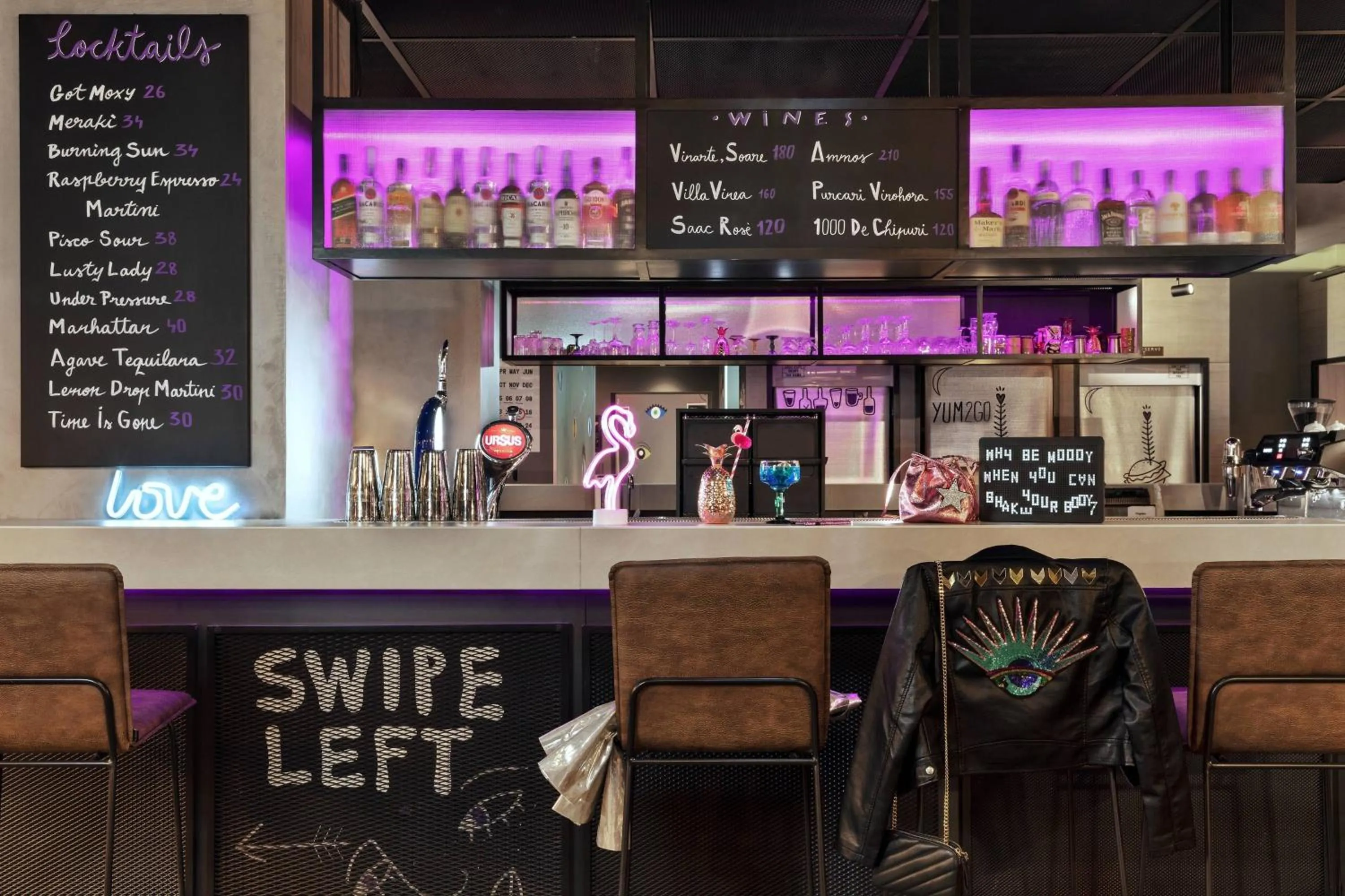 Lounge or bar in Moxy Bucharest Old Town