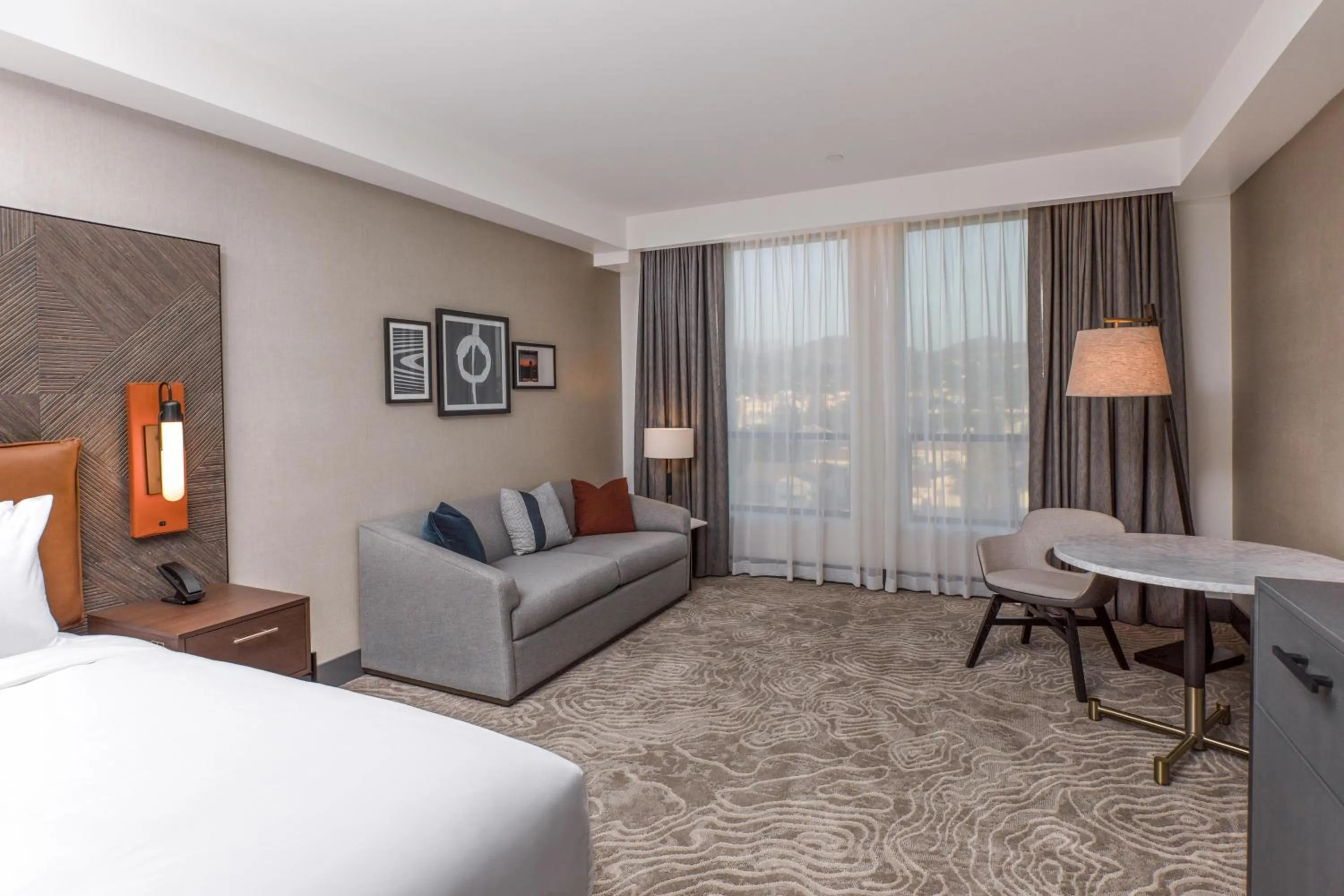 Photo of the whole room, Bed in The Glenmark, Glendale, a Tribute Portfolio Hotel