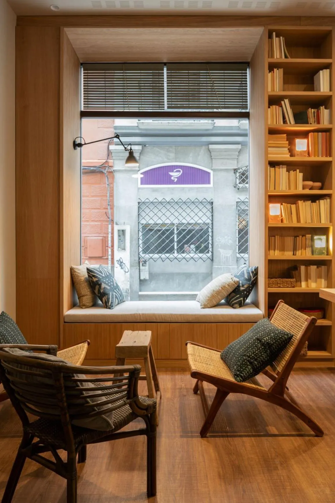 Communal lounge/ TV room in Toc Hostel Granada