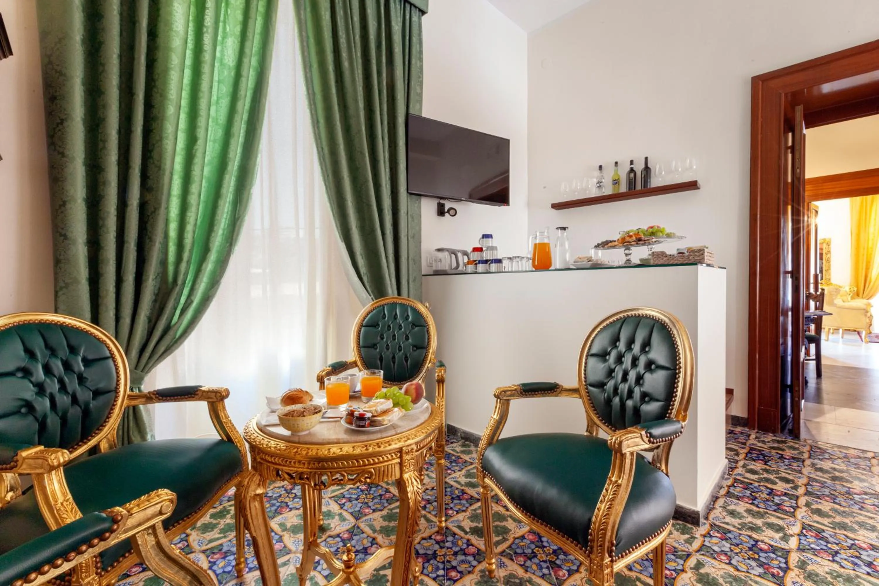 Communal lounge/ TV room in Relais Antica Napoli