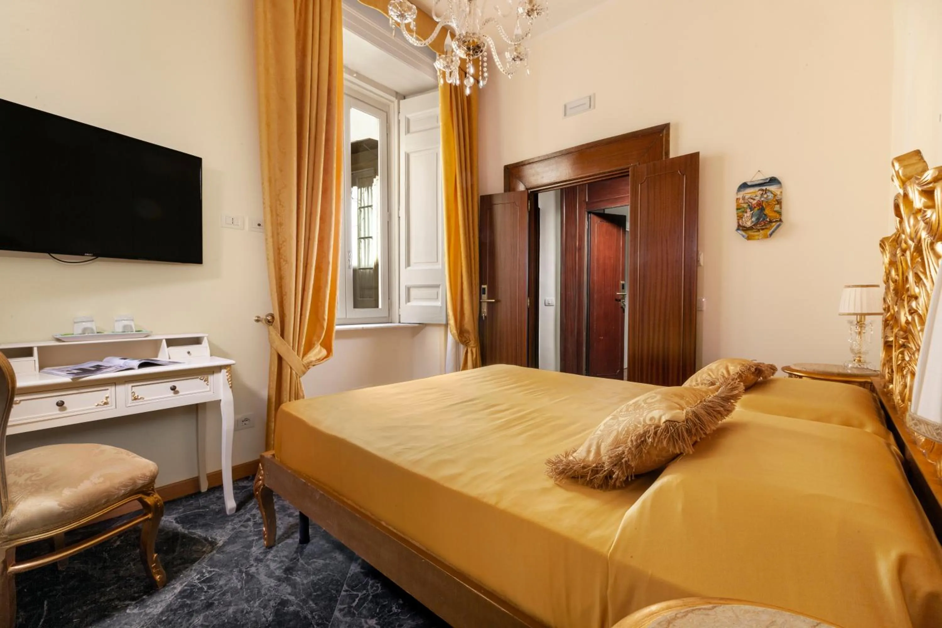 TV and multimedia, Bed in Relais Antica Napoli