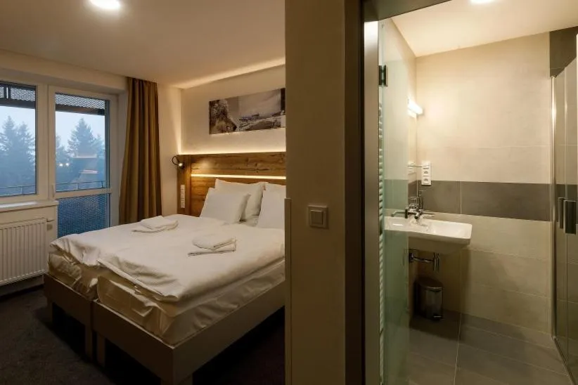 Shower, Bed in Sporthotel Olympia