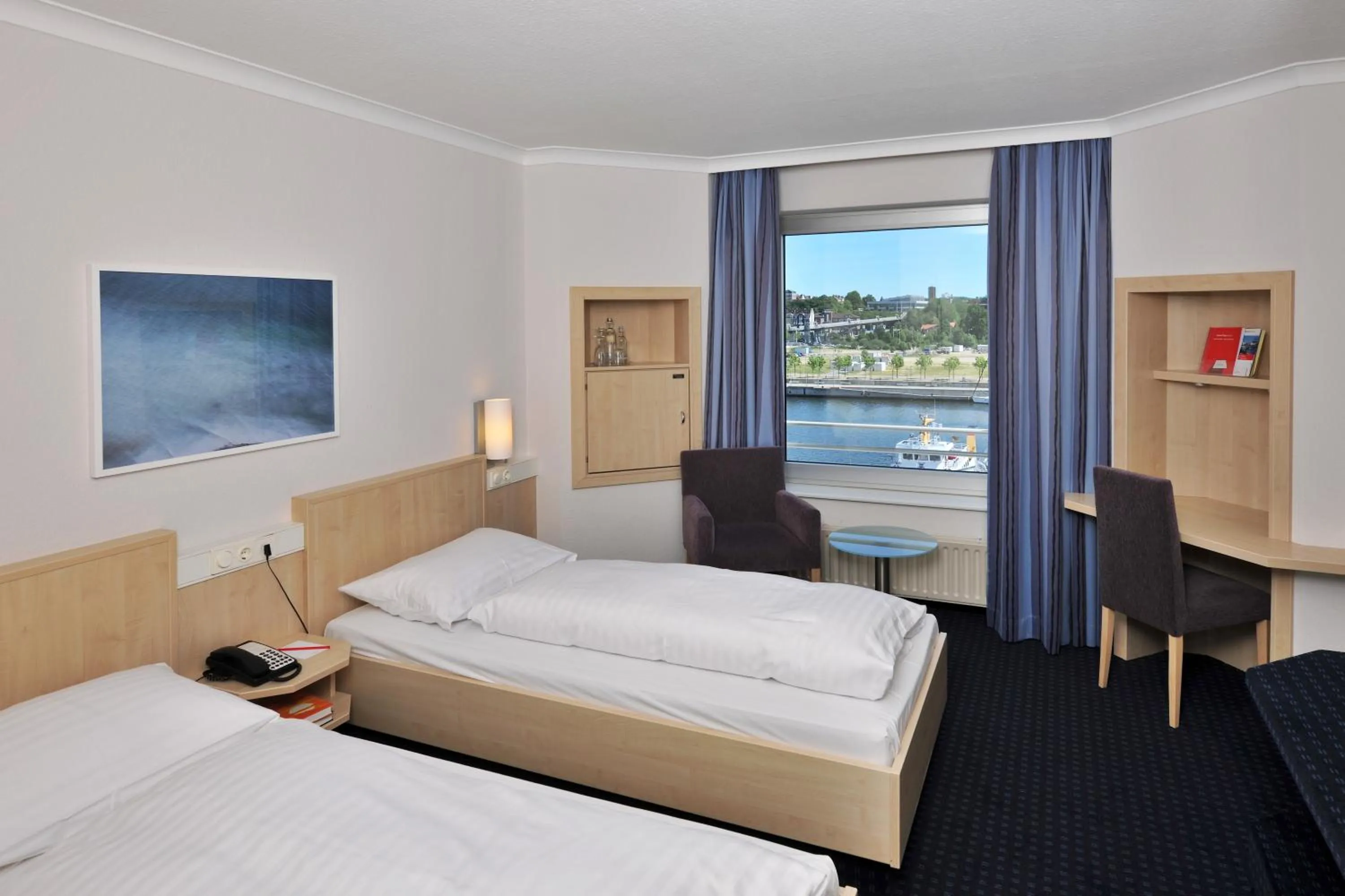 Sea view, Bed in IntercityHotel Kiel