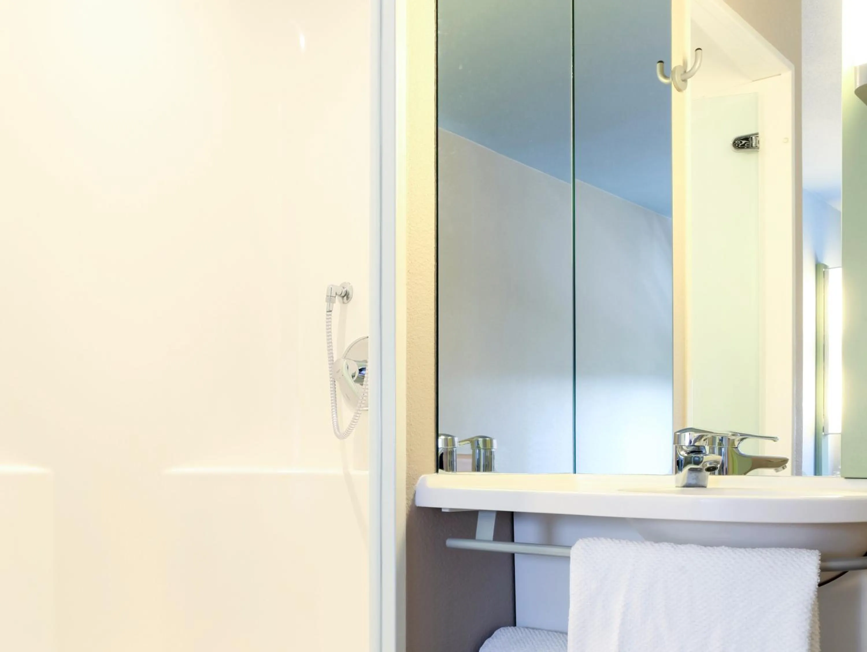 Bathroom in ibis budget Koeln Leverkusen City