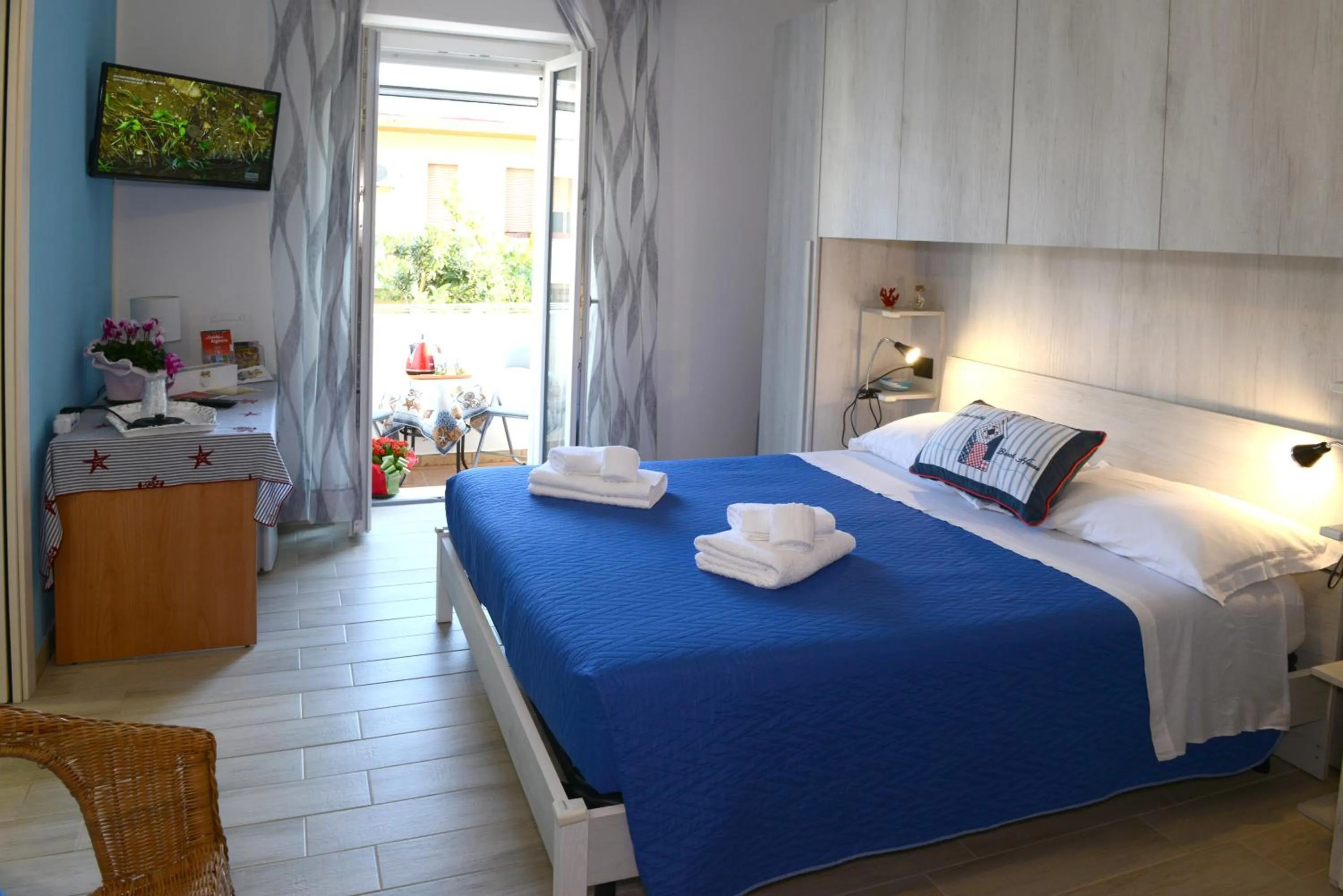 Photo of the whole room in B&B LaMarina