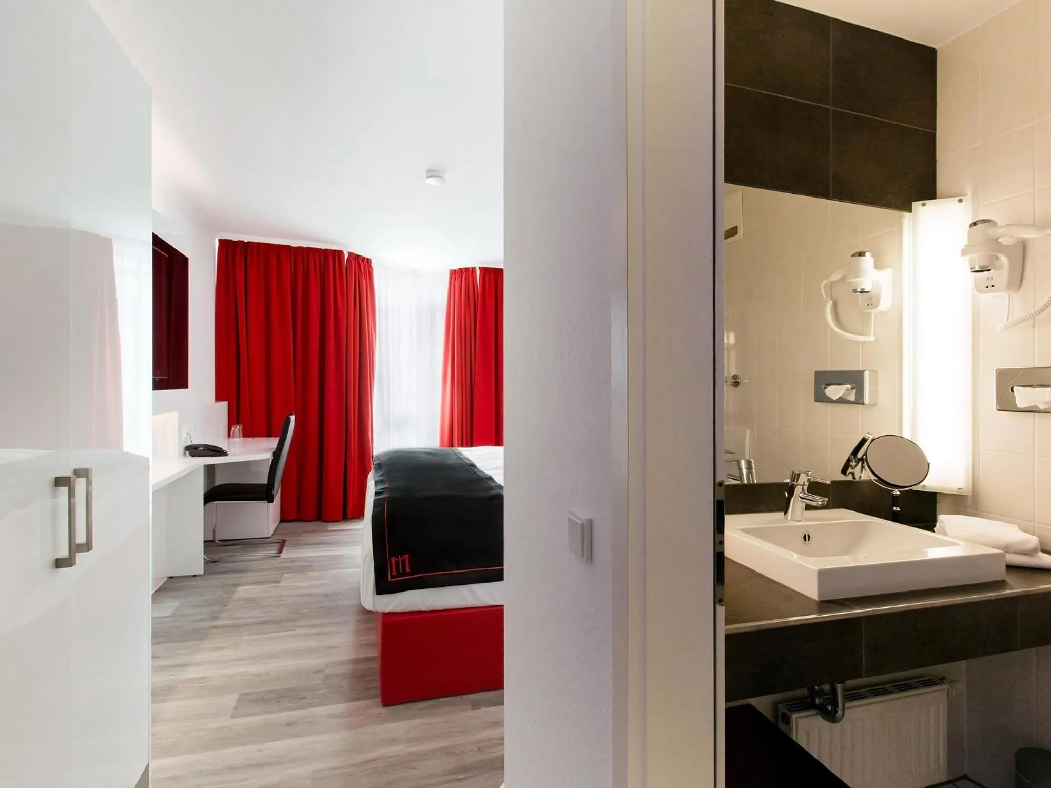 Photo of the whole room, Bed in DORMERO Hotel München-Kirchheim Messe