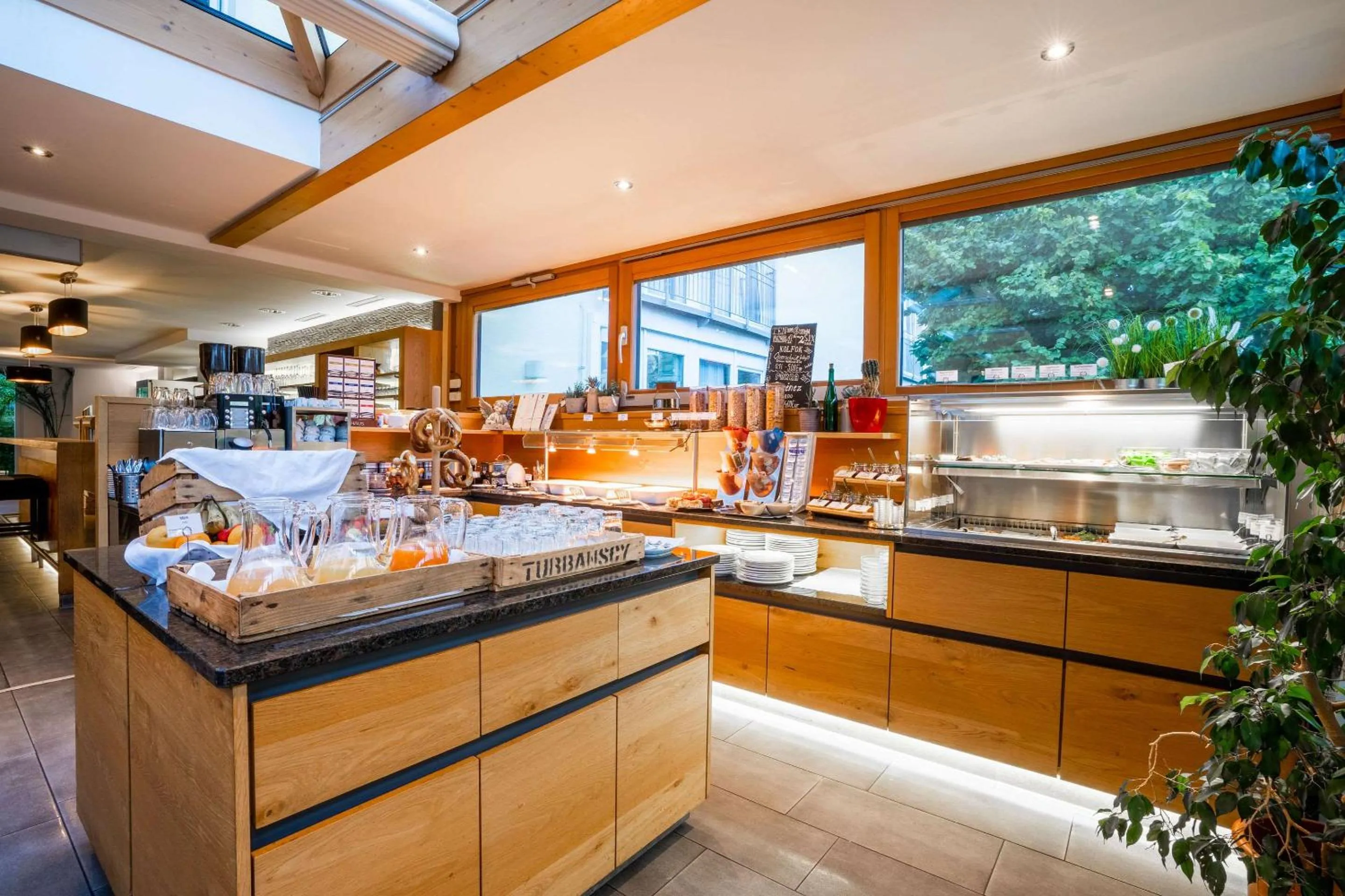 Restaurant/places to eat in MEAT UND STAY Hotel