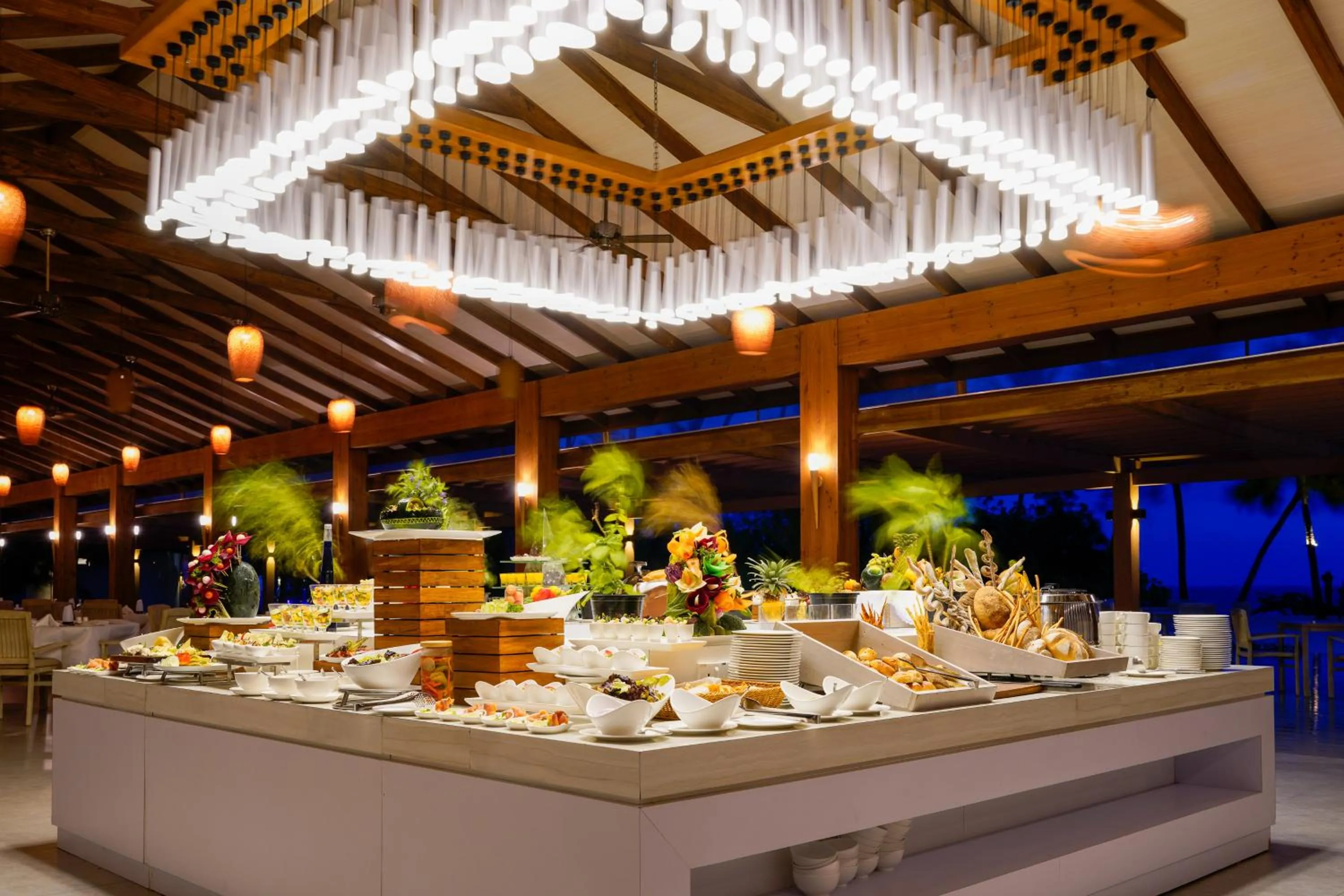 Restaurant/places to eat in Fiyavalhu Resort Maldives