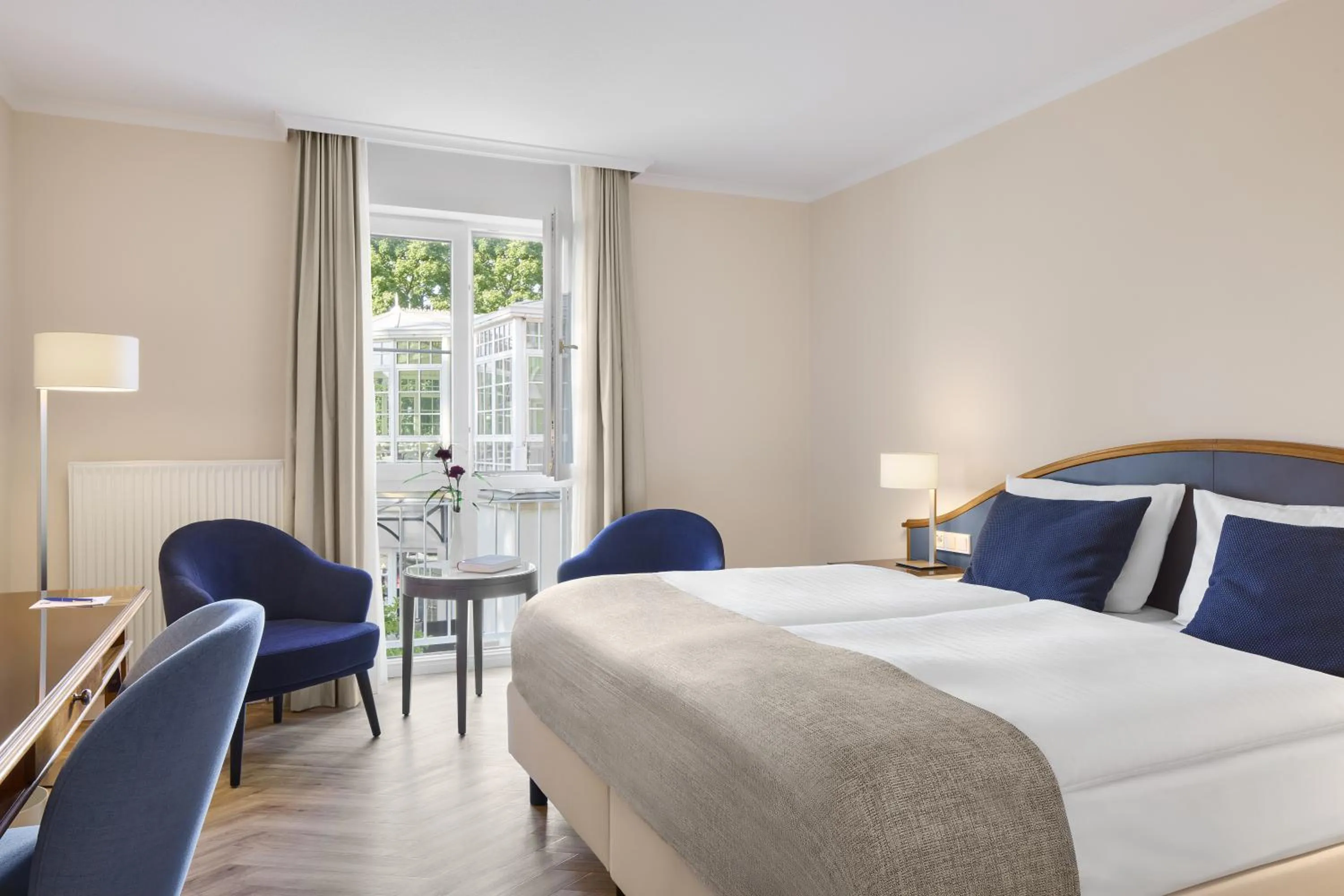 Living room, Bed in Dorint Parkhotel Meißen