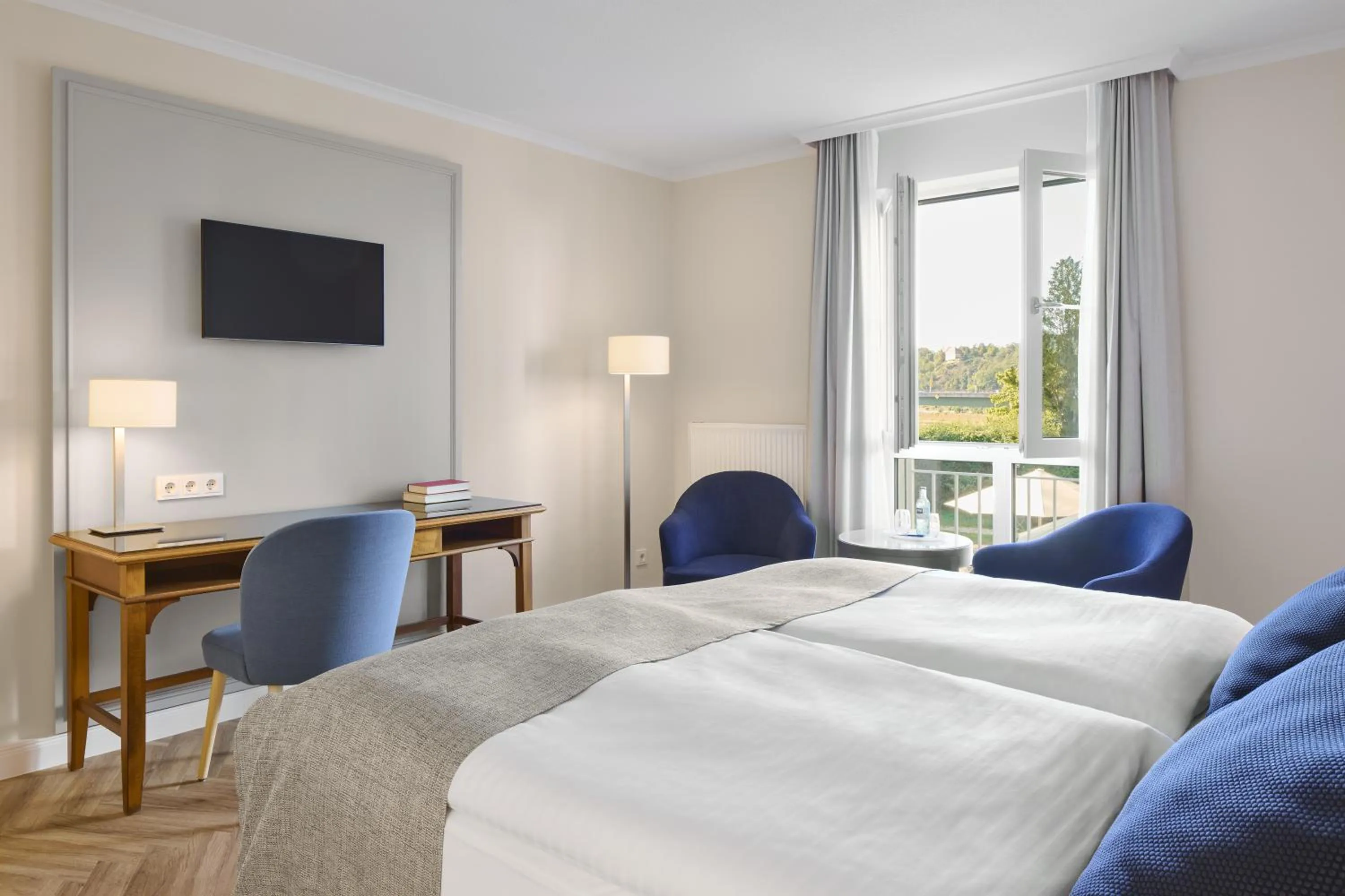 Photo of the whole room, Bed in Dorint Parkhotel Meißen