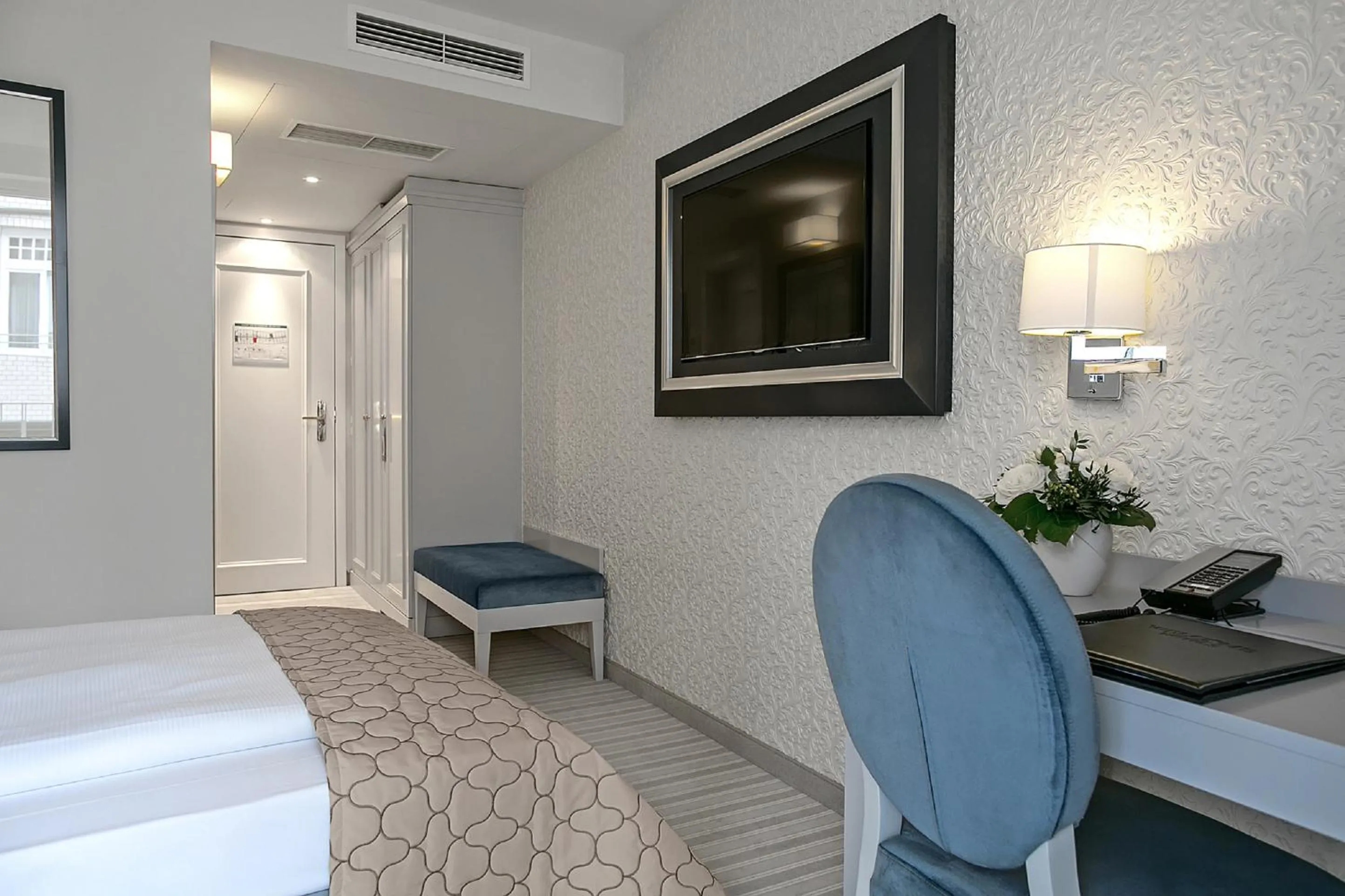 TV and multimedia, Bed in Dorint Parkhotel Meißen