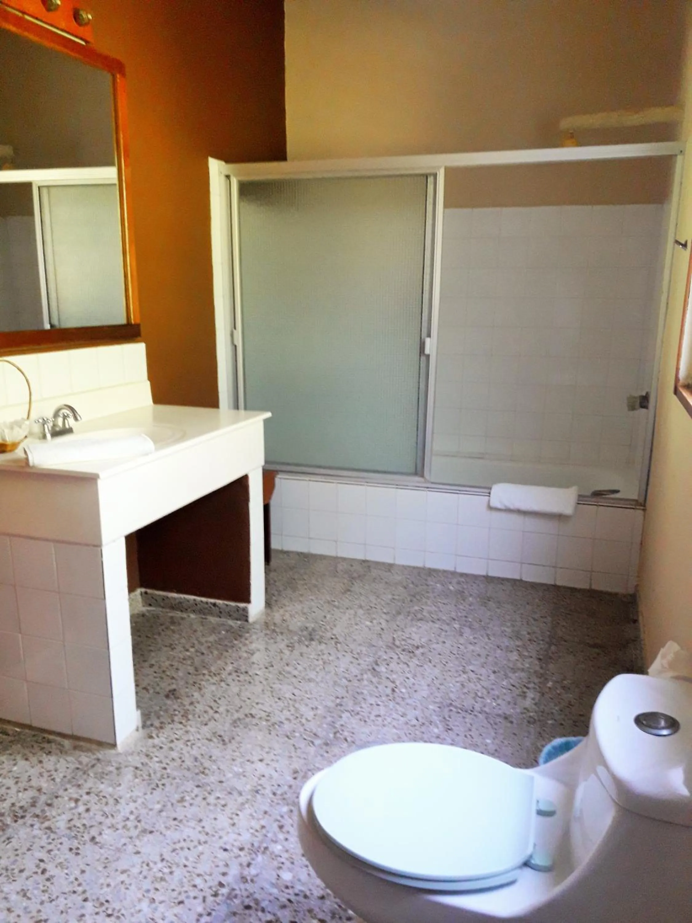 Bathroom in Hotel Tikal Inn