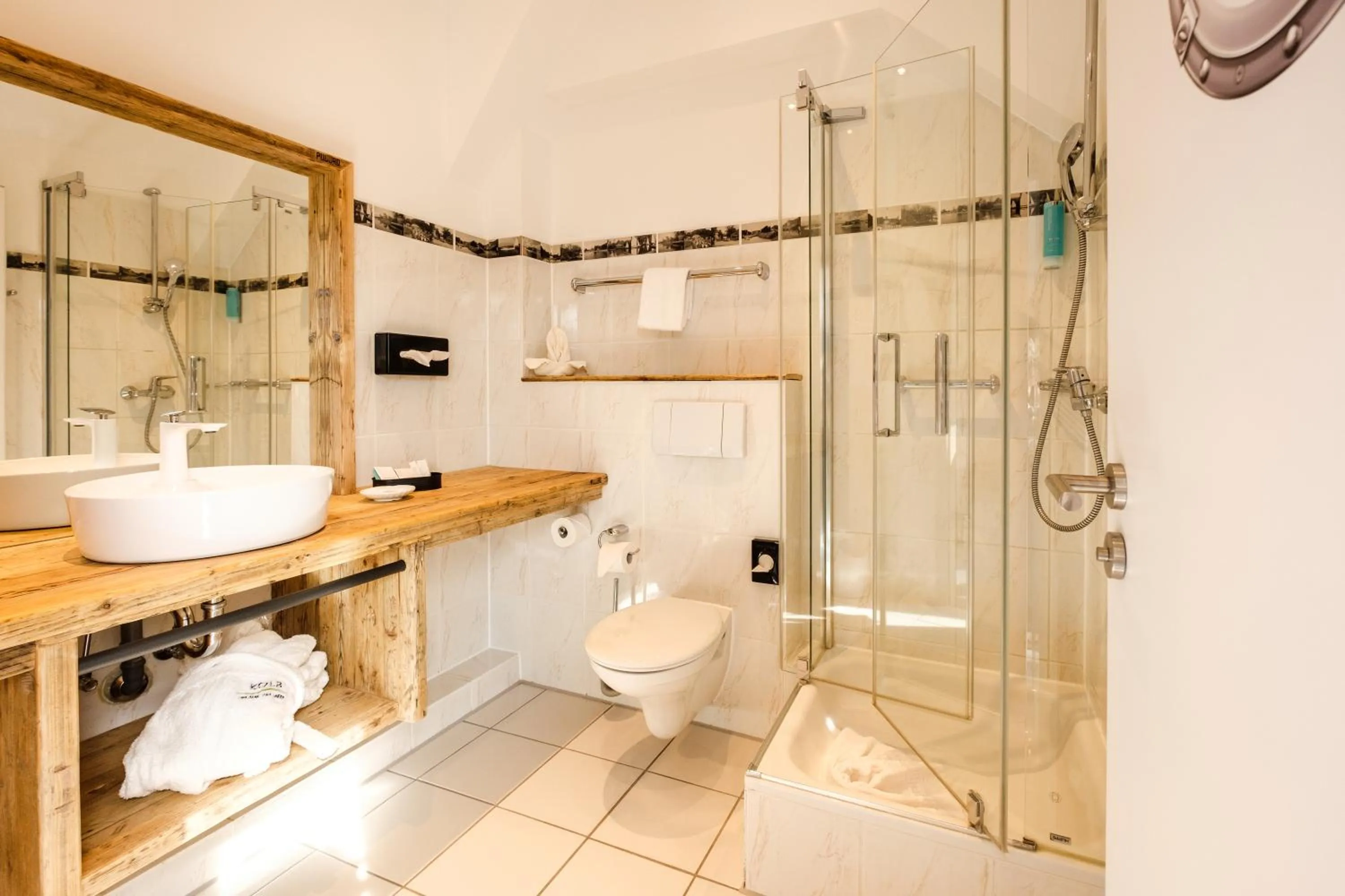 Bathroom in Das 53°Hotel