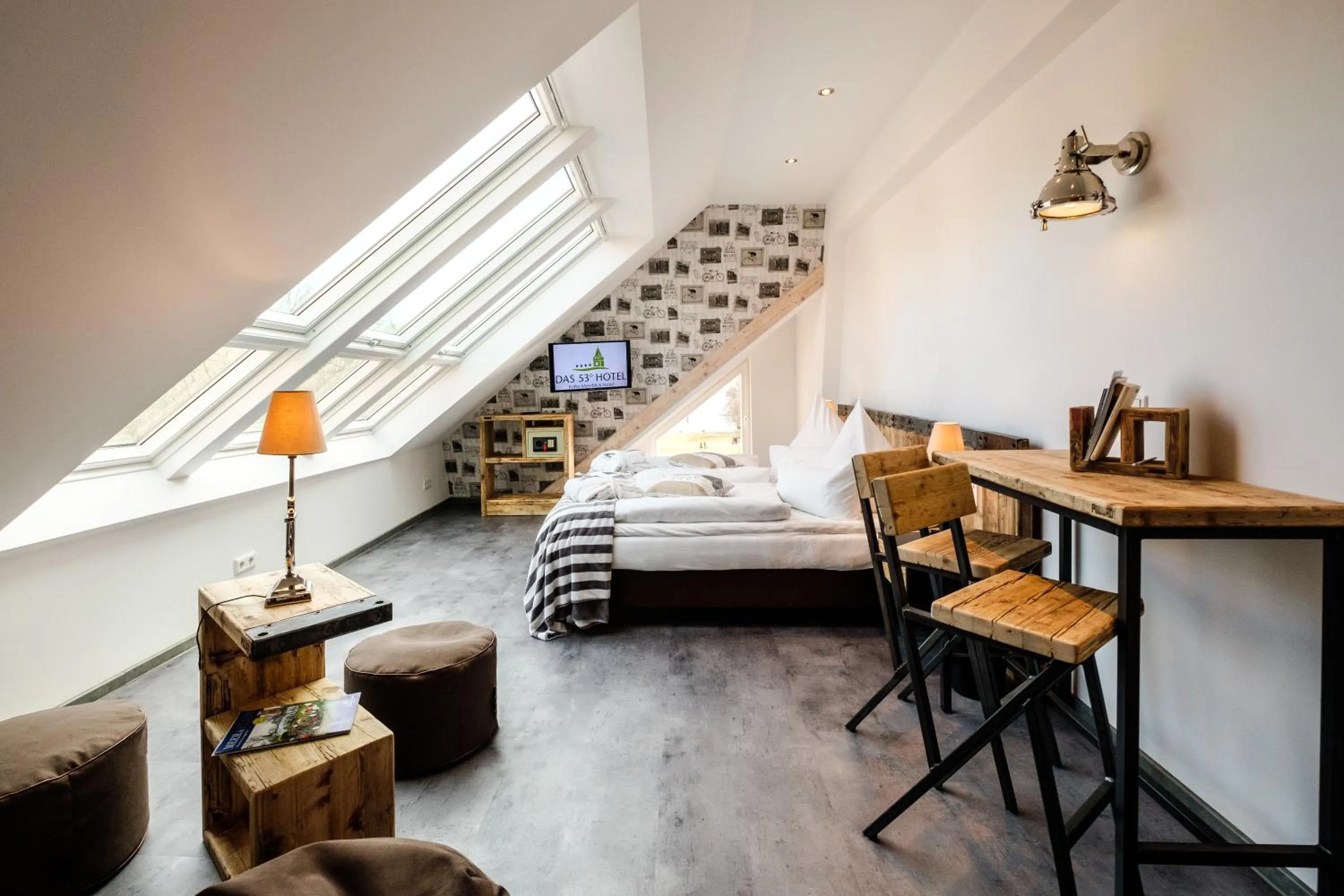 Photo of the whole room, Bed in Das 53°Hotel