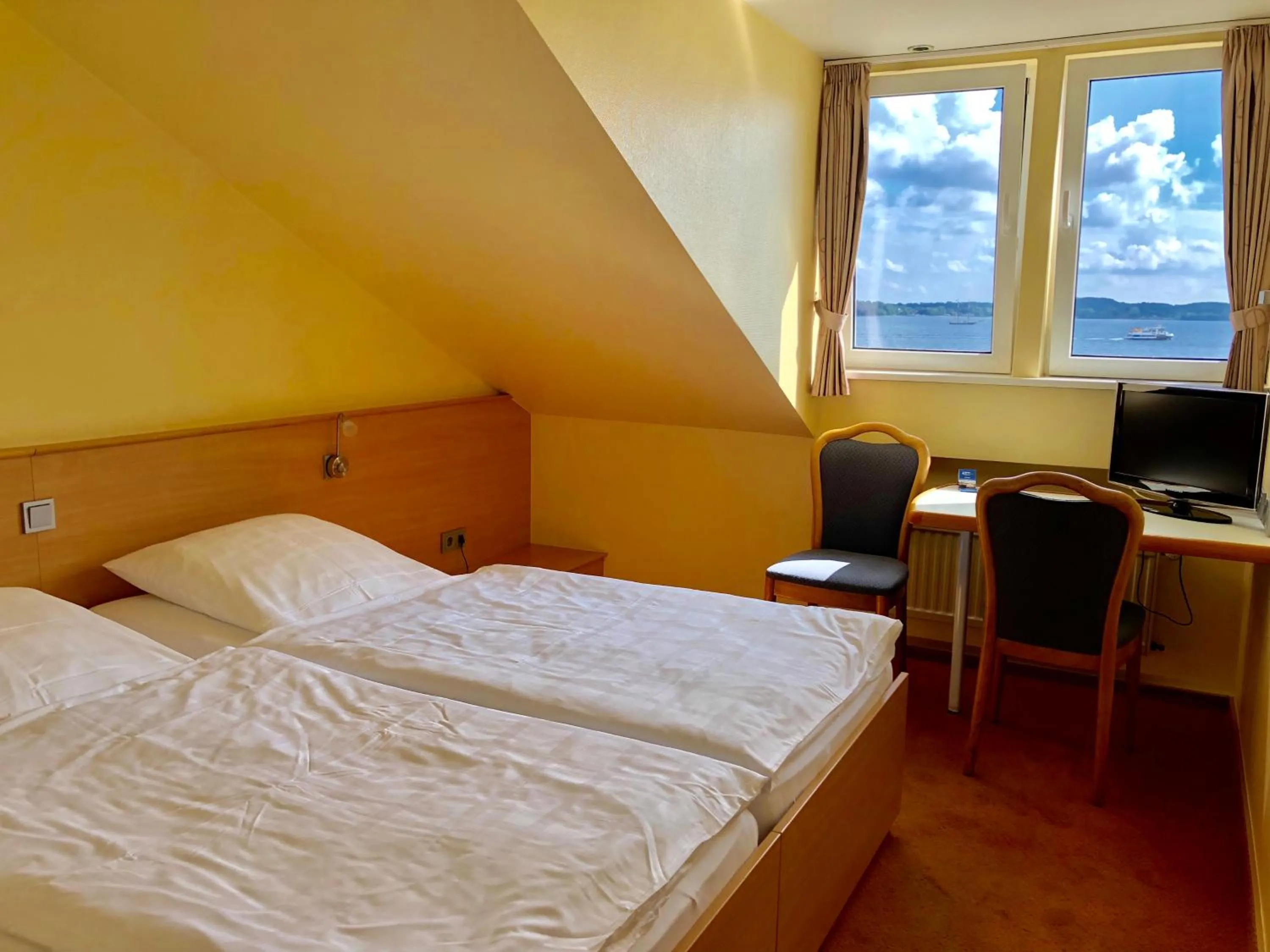 Photo of the whole room, Bed in Hotel Kieler Förde