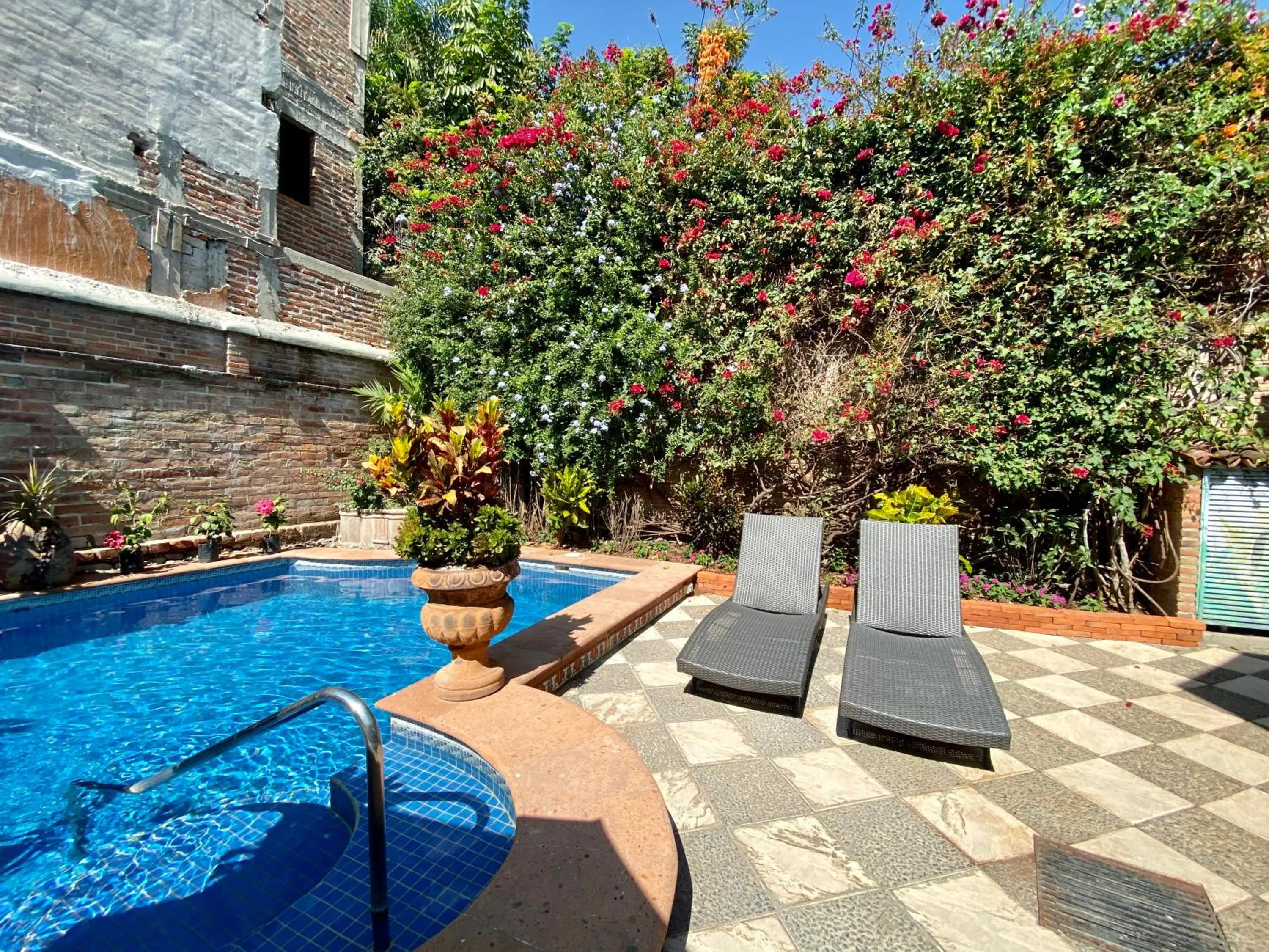 Swimming pool in Casa del Sol Inn