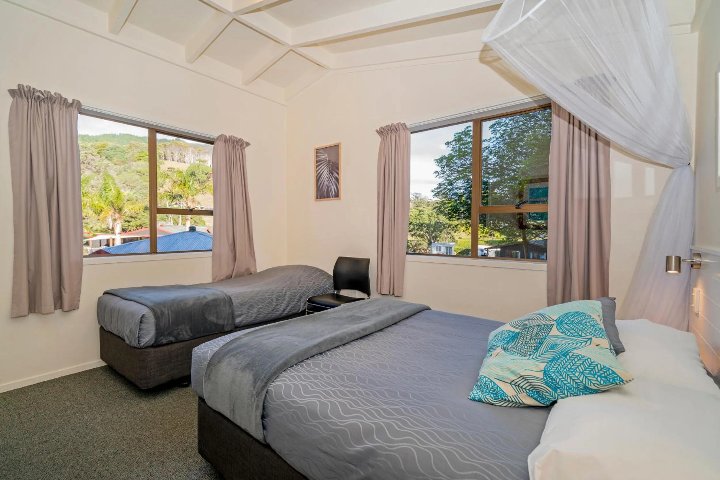 Photo of the whole room, Bed in Anglers Lodge