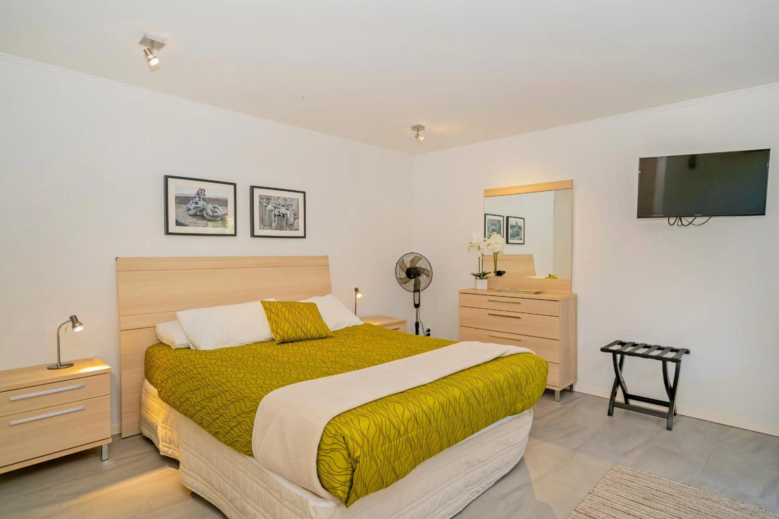 Bedroom, Bed in Anglers Lodge