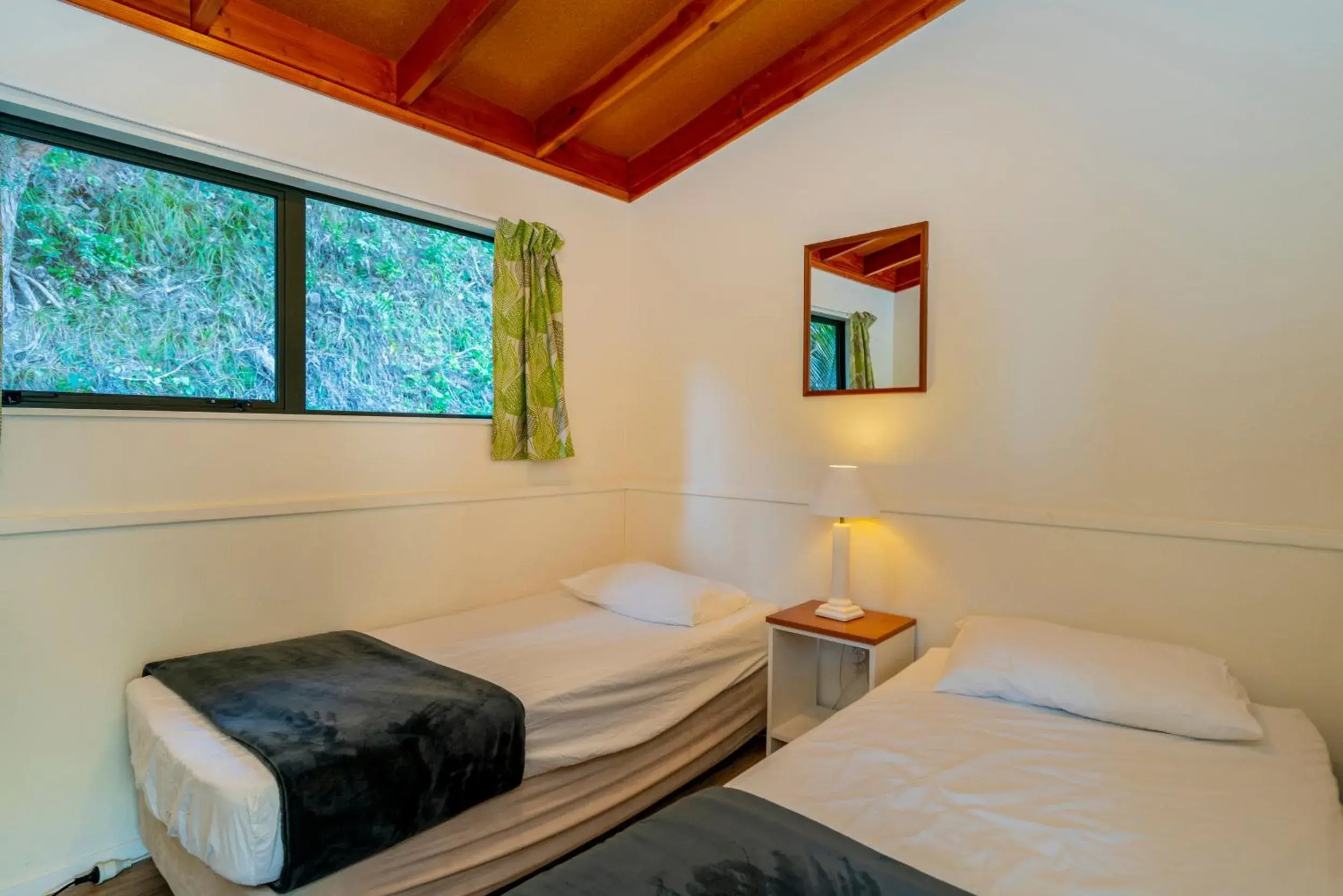 Two-Bedroom Cabin - Shared Bathroom and Toilet in Anglers Lodge Two-Bedroom Cabin - Shared Bathroom and Toilet in Anglers Lodge