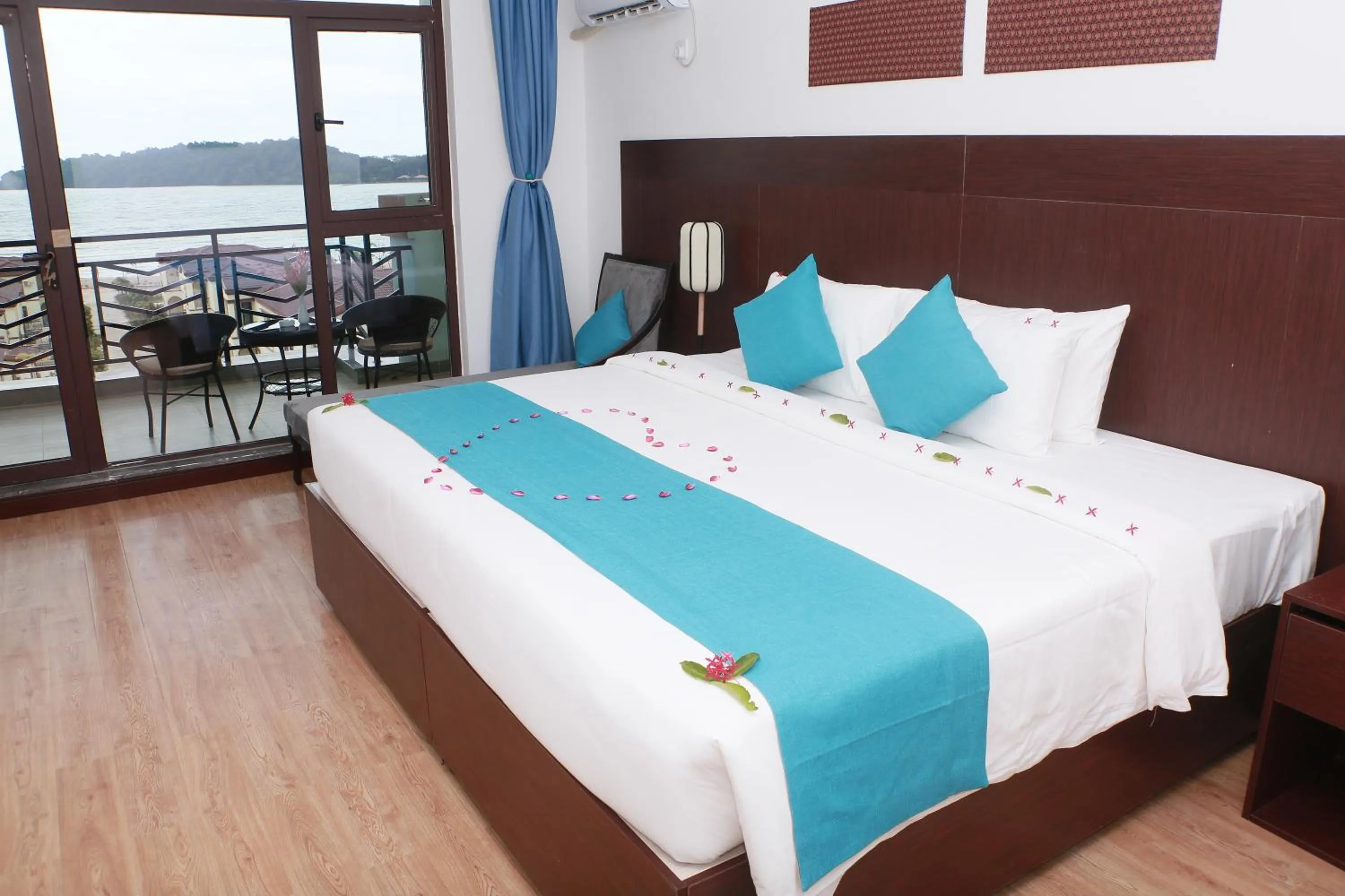 Balcony/Terrace, Bed in Sealong Bay ZhongQi Conifer Hotel 海龙湾中启康年酒店