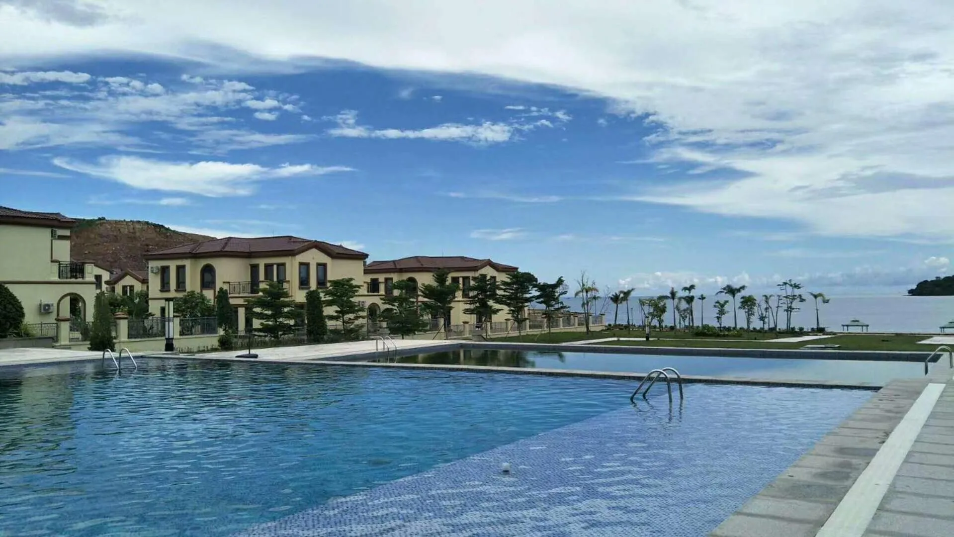 Swimming pool in Sealong Bay ZhongQi Conifer Hotel 海龙湾中启康年酒店