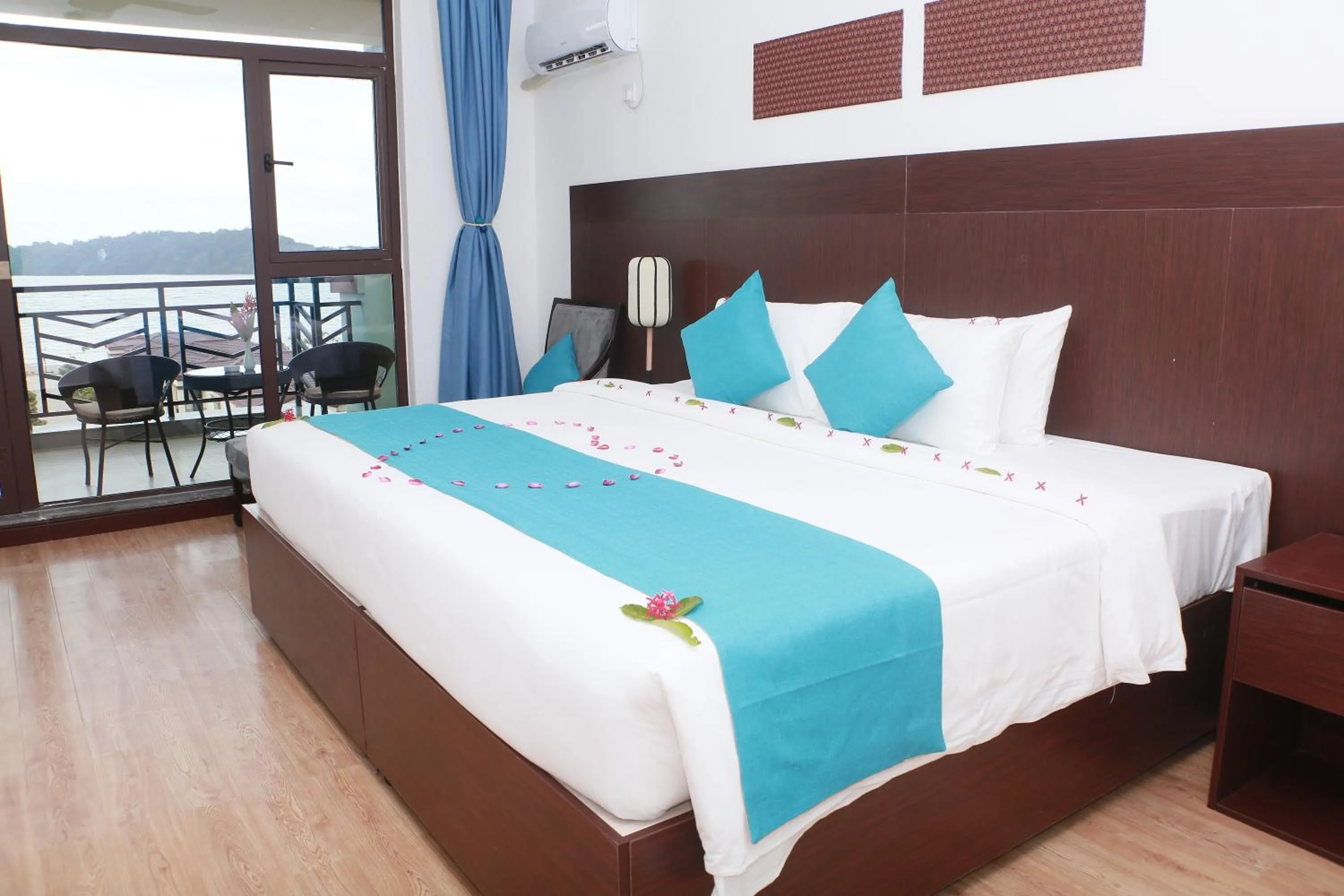 Bed in Sealong Bay ZhongQi Conifer Hotel 海龙湾中启康年酒店