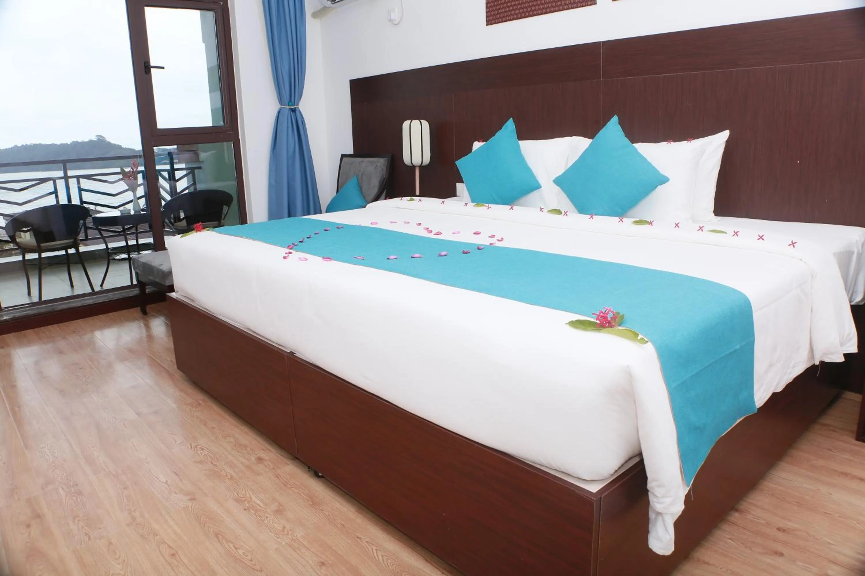 Balcony/Terrace, Bed in Sealong Bay ZhongQi Conifer Hotel 海龙湾中启康年酒店