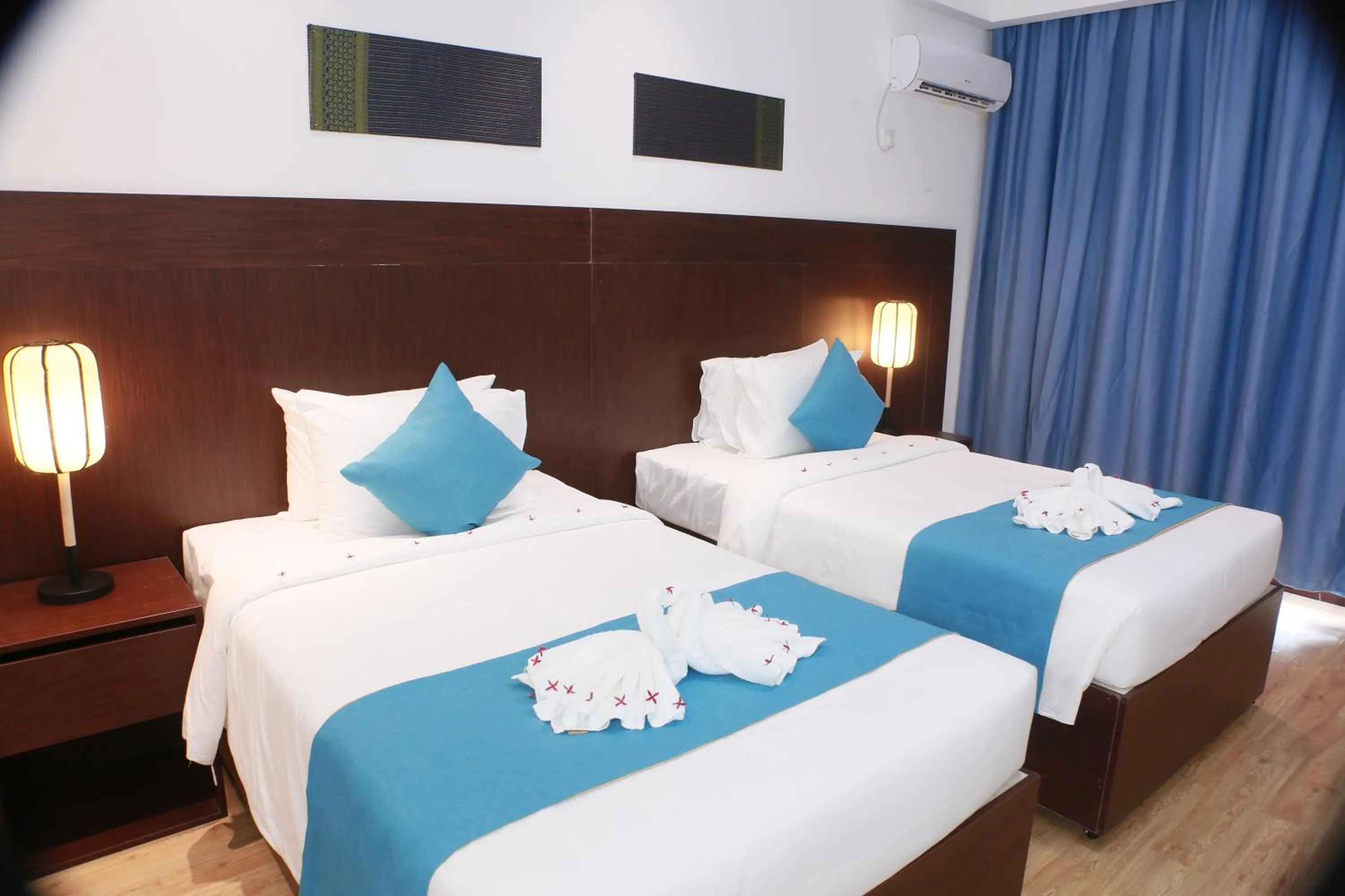 Photo of the whole room, Bed in Sealong Bay ZhongQi Conifer Hotel 海龙湾中启康年酒店