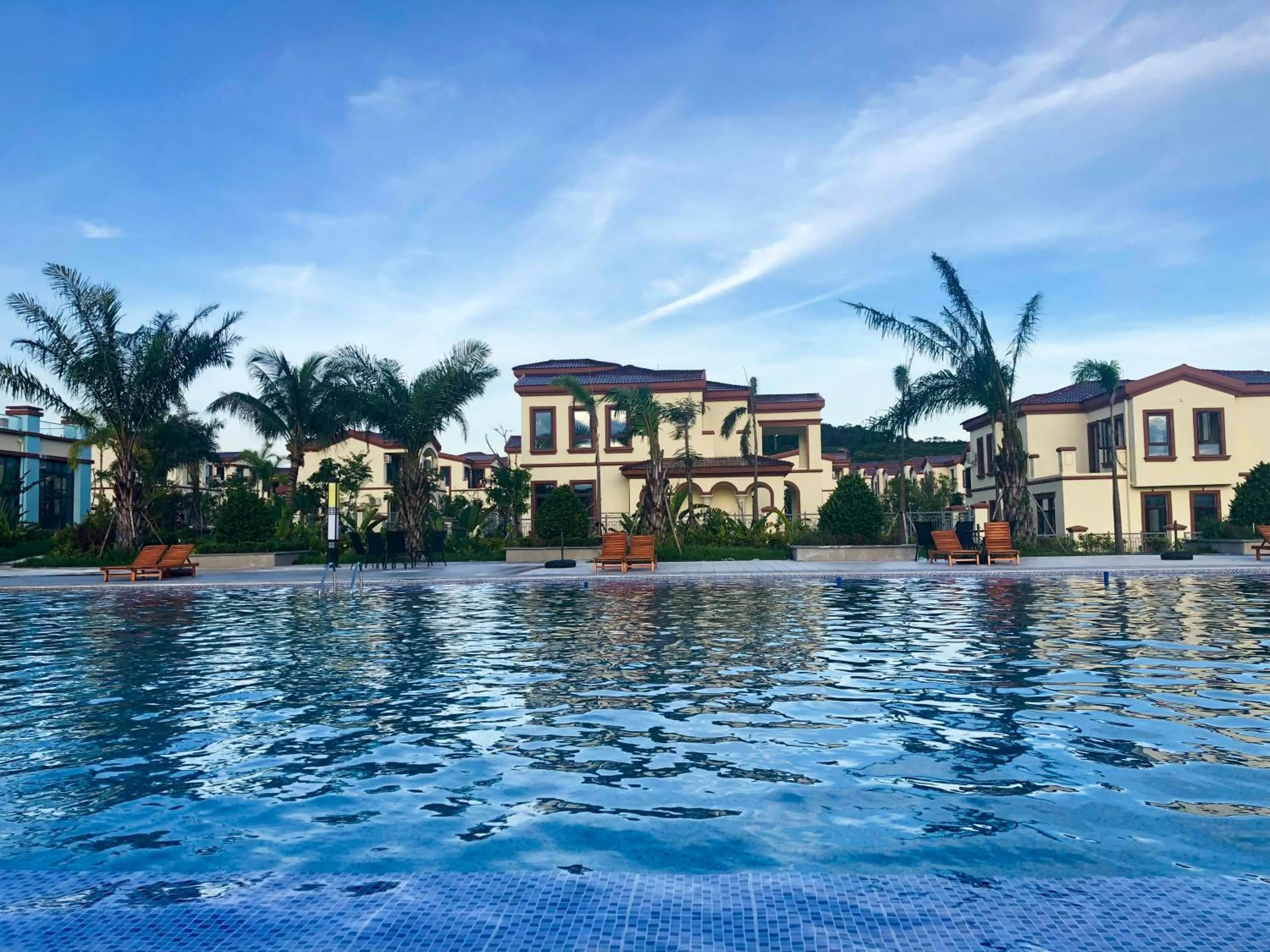 Swimming pool in Sealong Bay ZhongQi Conifer Hotel 海龙湾中启康年酒店