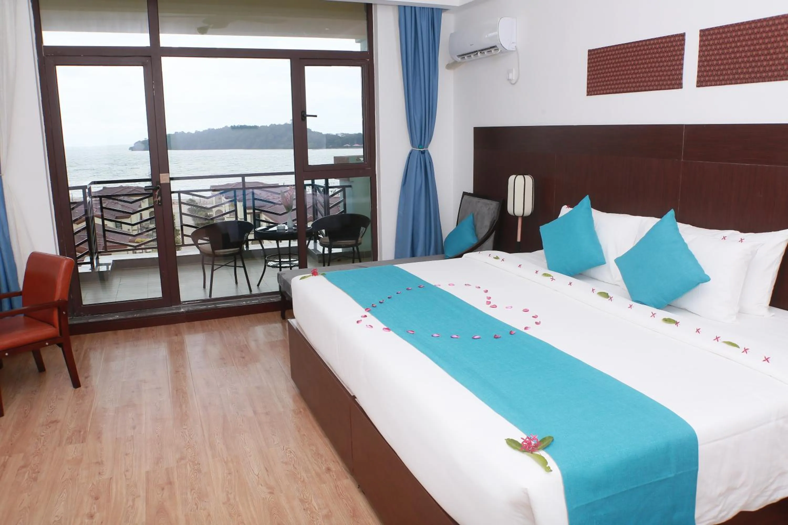 Garden, Bed in Sealong Bay ZhongQi Conifer Hotel 海龙湾中启康年酒店
