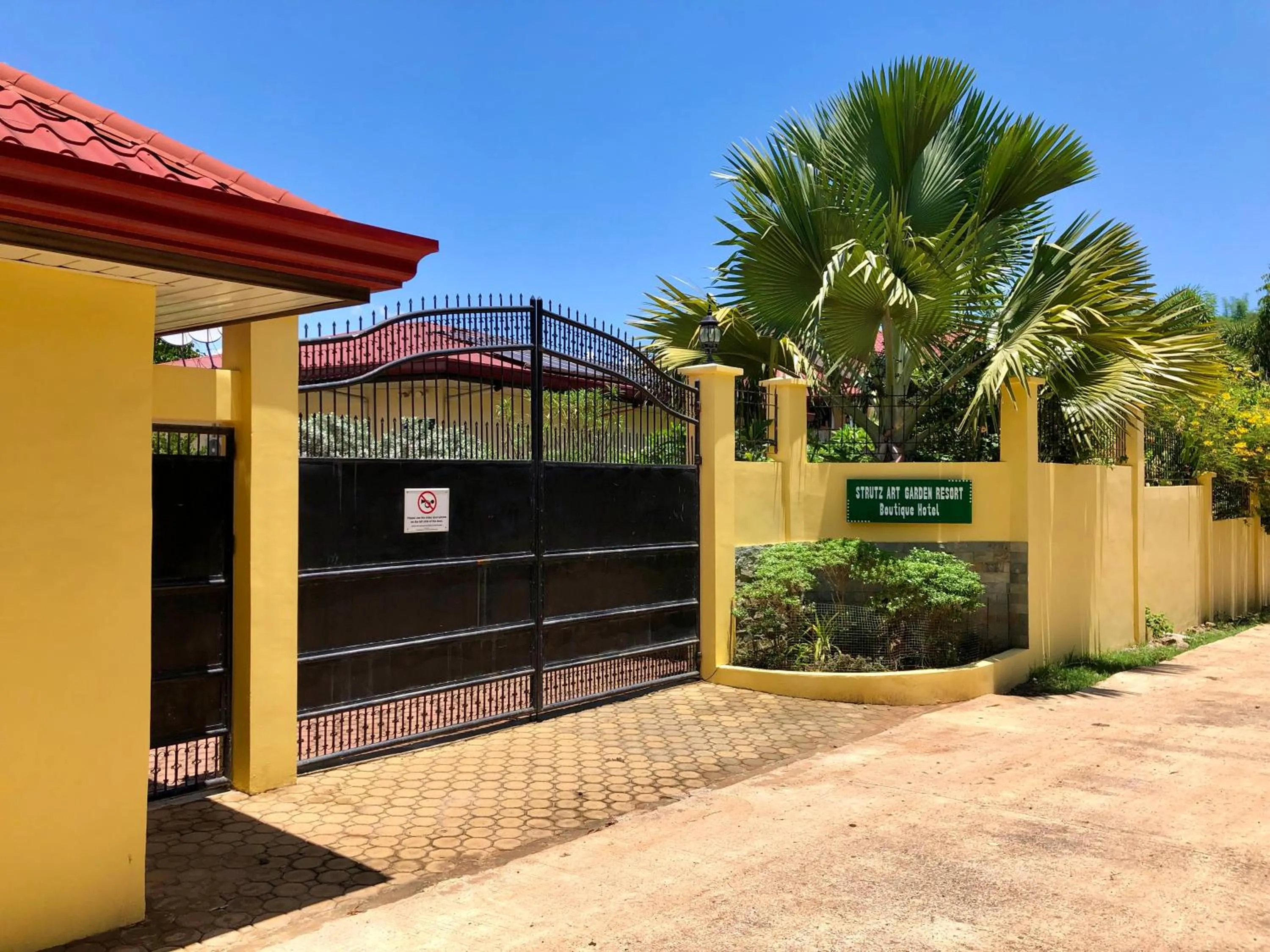 Facade/entrance in Strutz Art Garden Resort