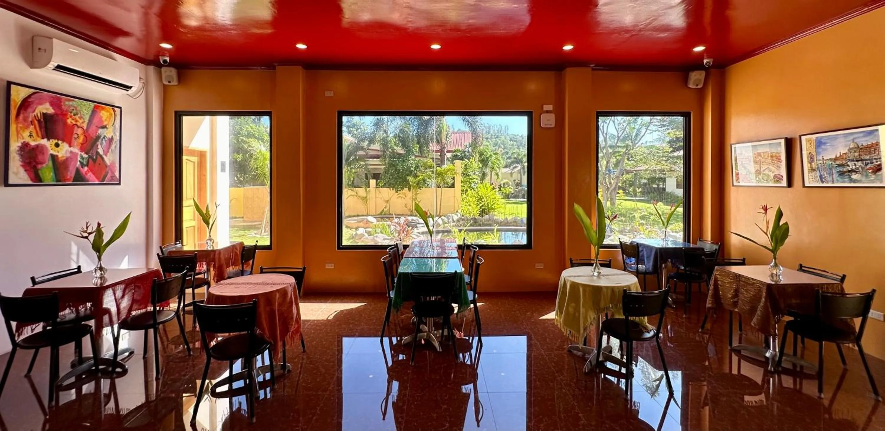 Coffee/tea facilities in Strutz Art Garden Resort