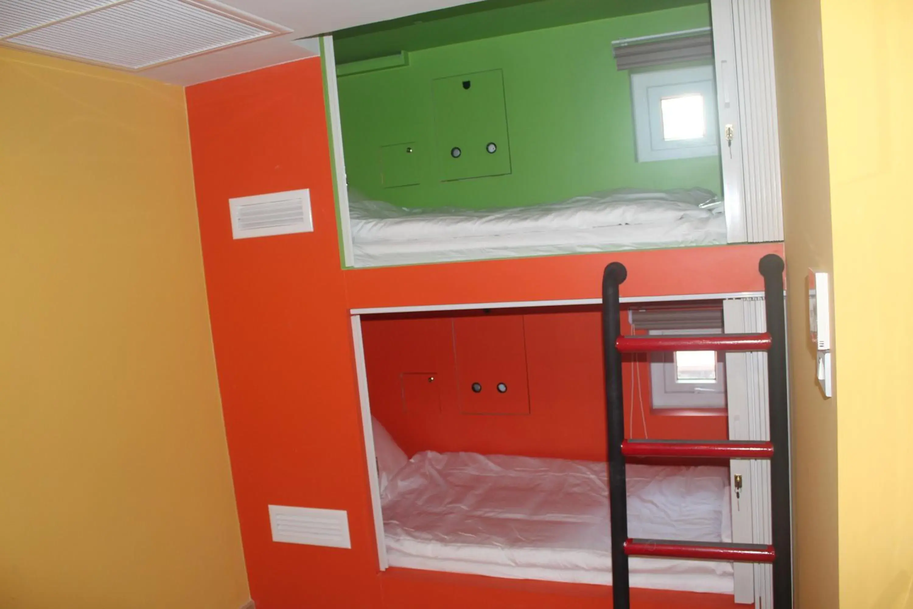 Bunk Bed Room in H-District Boutique Poshotel Bunk Bed Room in H-District Boutique Poshotel